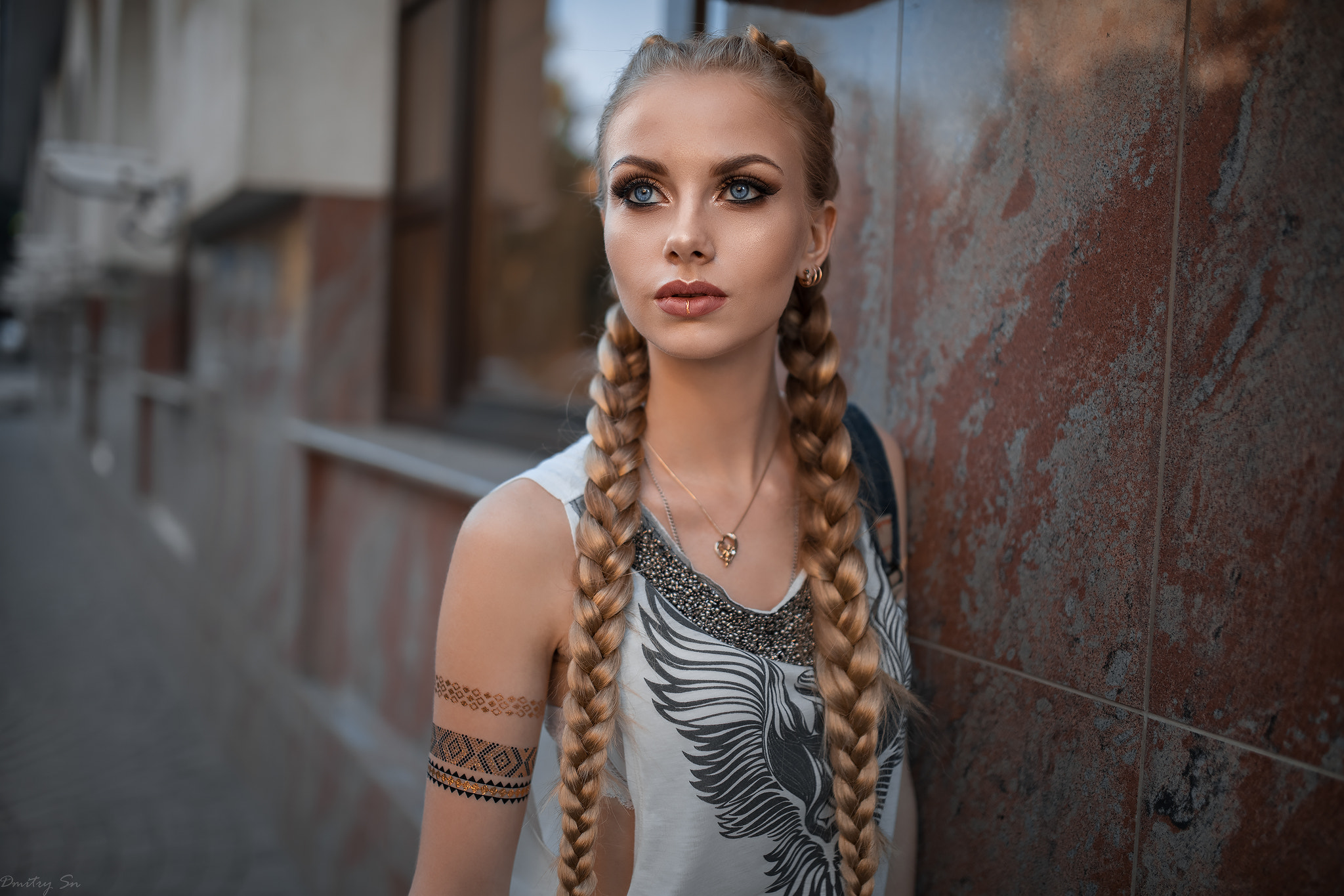 Free download wallpaper Tattoo, Blonde, Model, Women, Blue Eyes, Braid, Long Hair, Lipstick, Depth Of Field on your PC desktop