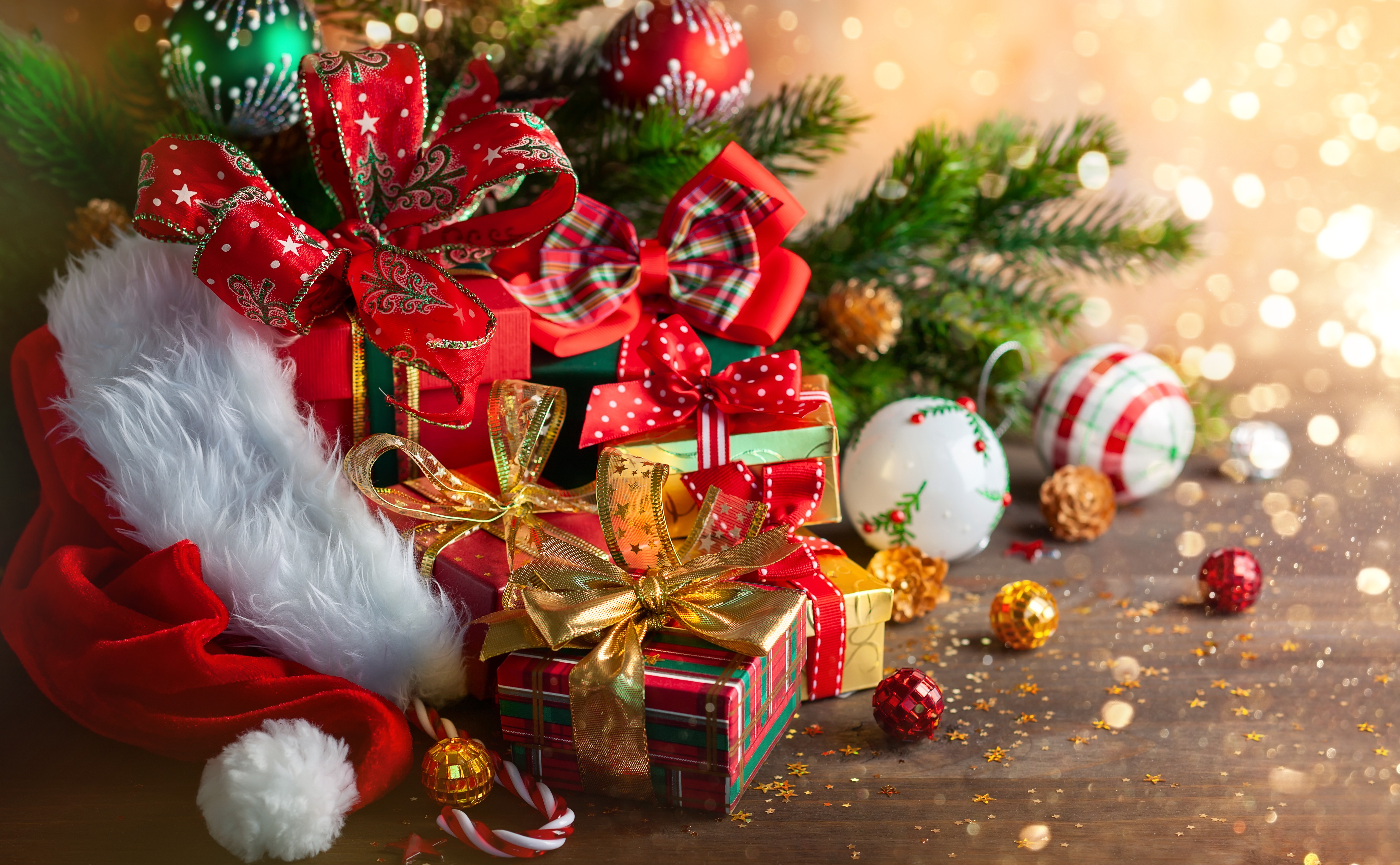 Скачати мобільні шпалери Різдво, Свято, Подарунок, Боке, Капелюх Діда Мороза безкоштовно.