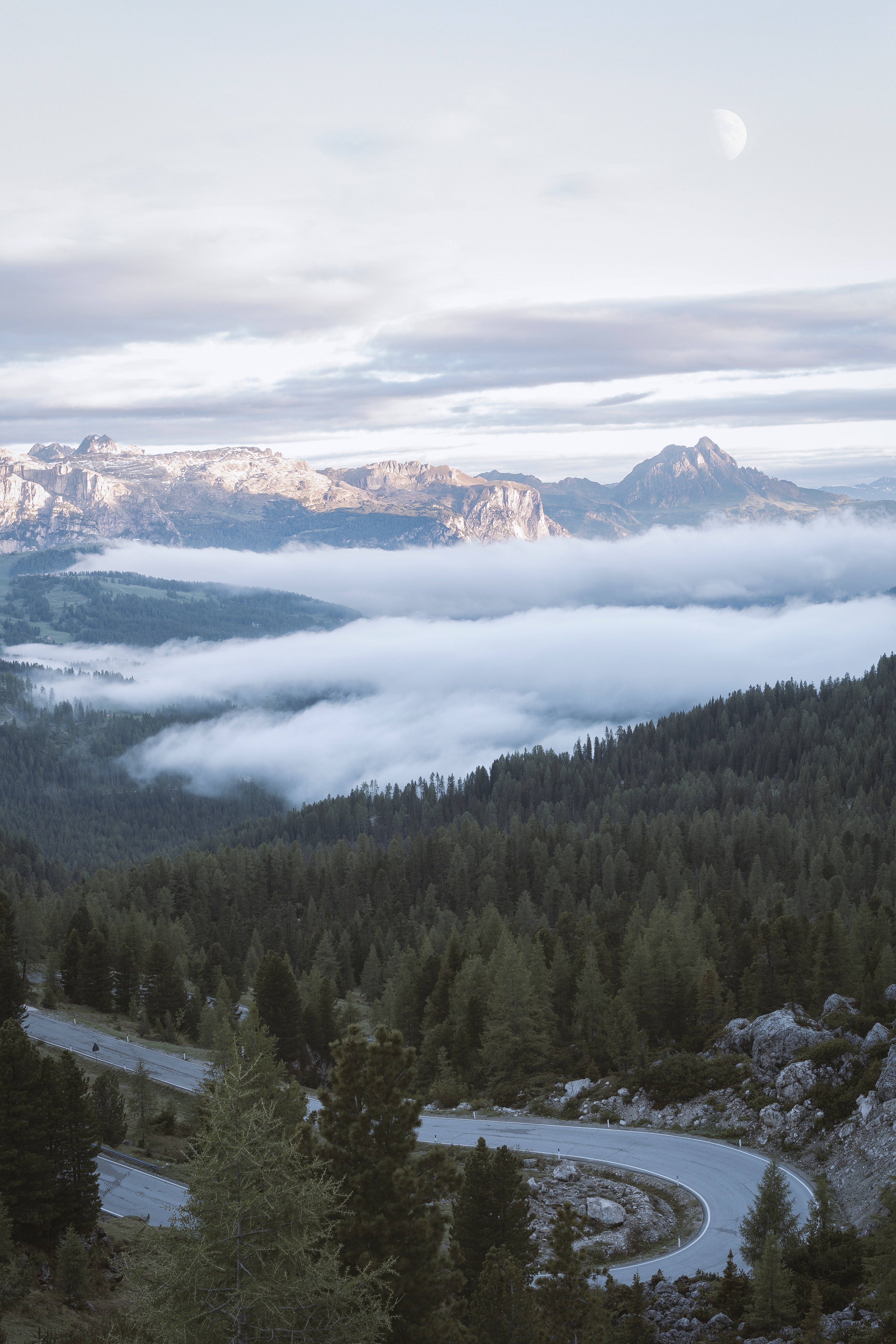Handy-Wallpaper Natur, Mountains, Clouds, Wald, Nebel, Landschaft kostenlos herunterladen.
