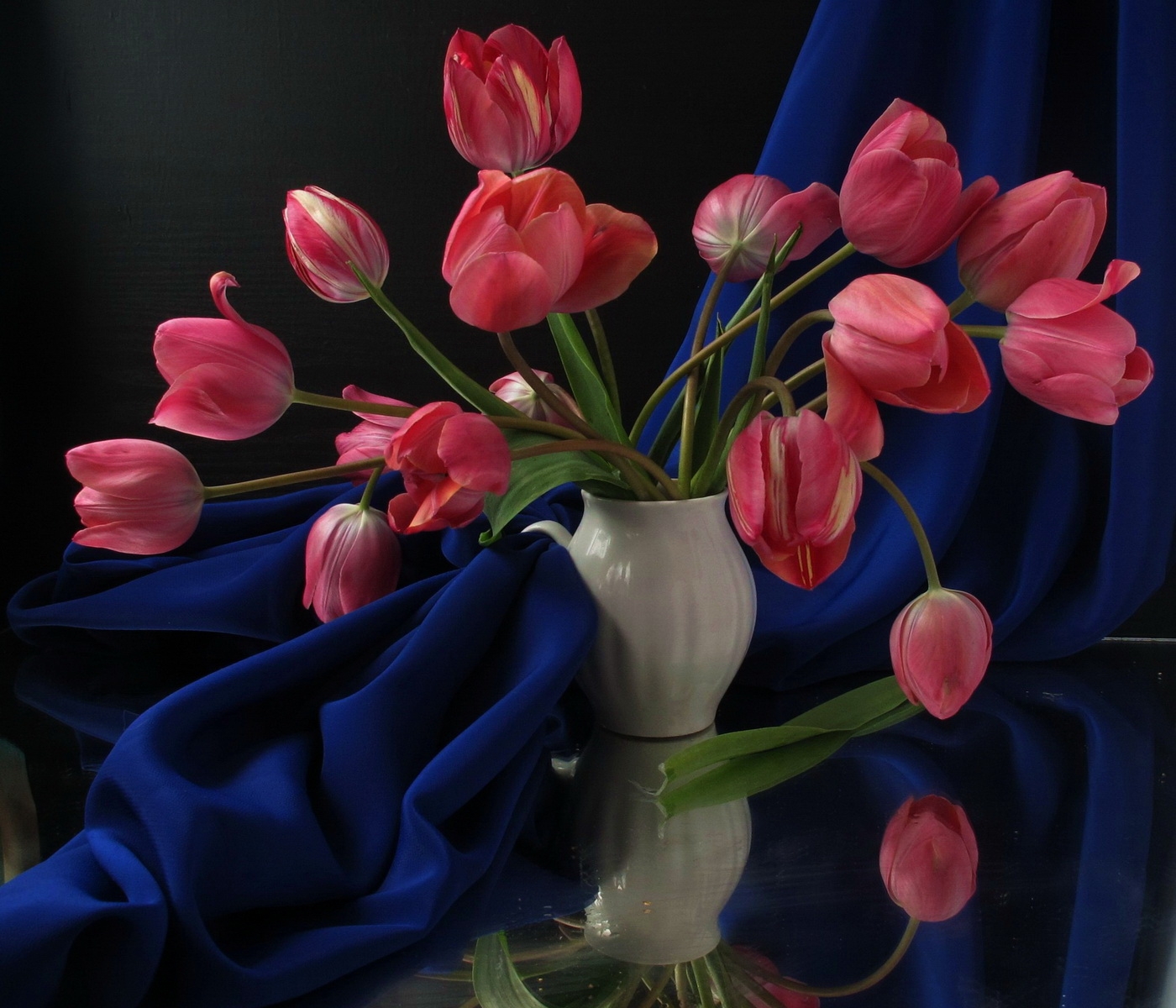 Téléchargez des papiers peints mobile Fleurs, Réflexion, Tableau, Table, Le Tissu, Vase, Tissu, Tulipes gratuitement.
