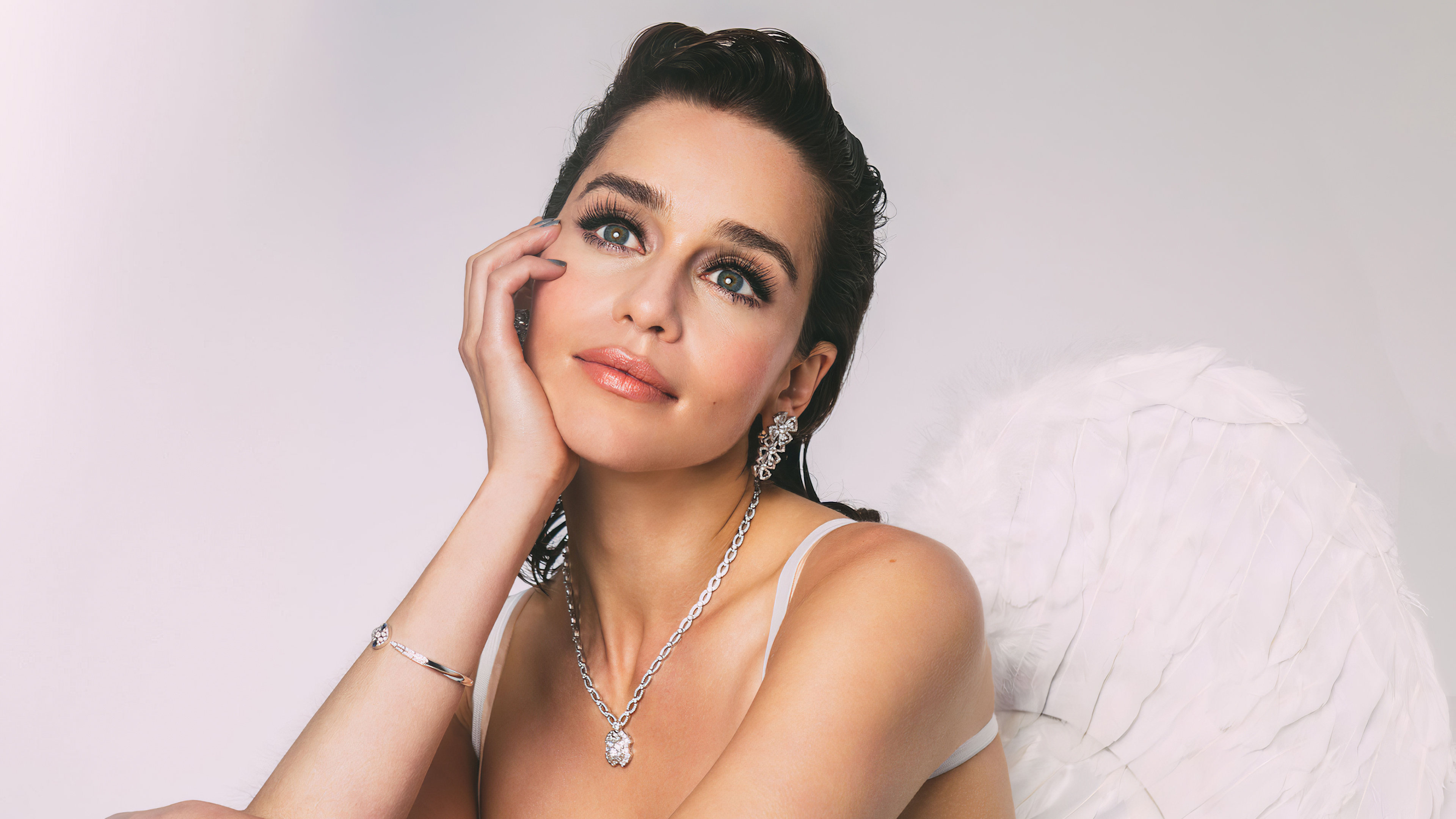 Baixar papel de parede para celular de Inglês, Brincos, Celebridade, Cabelo Castanho, Atriz, Emilia Clarke gratuito.