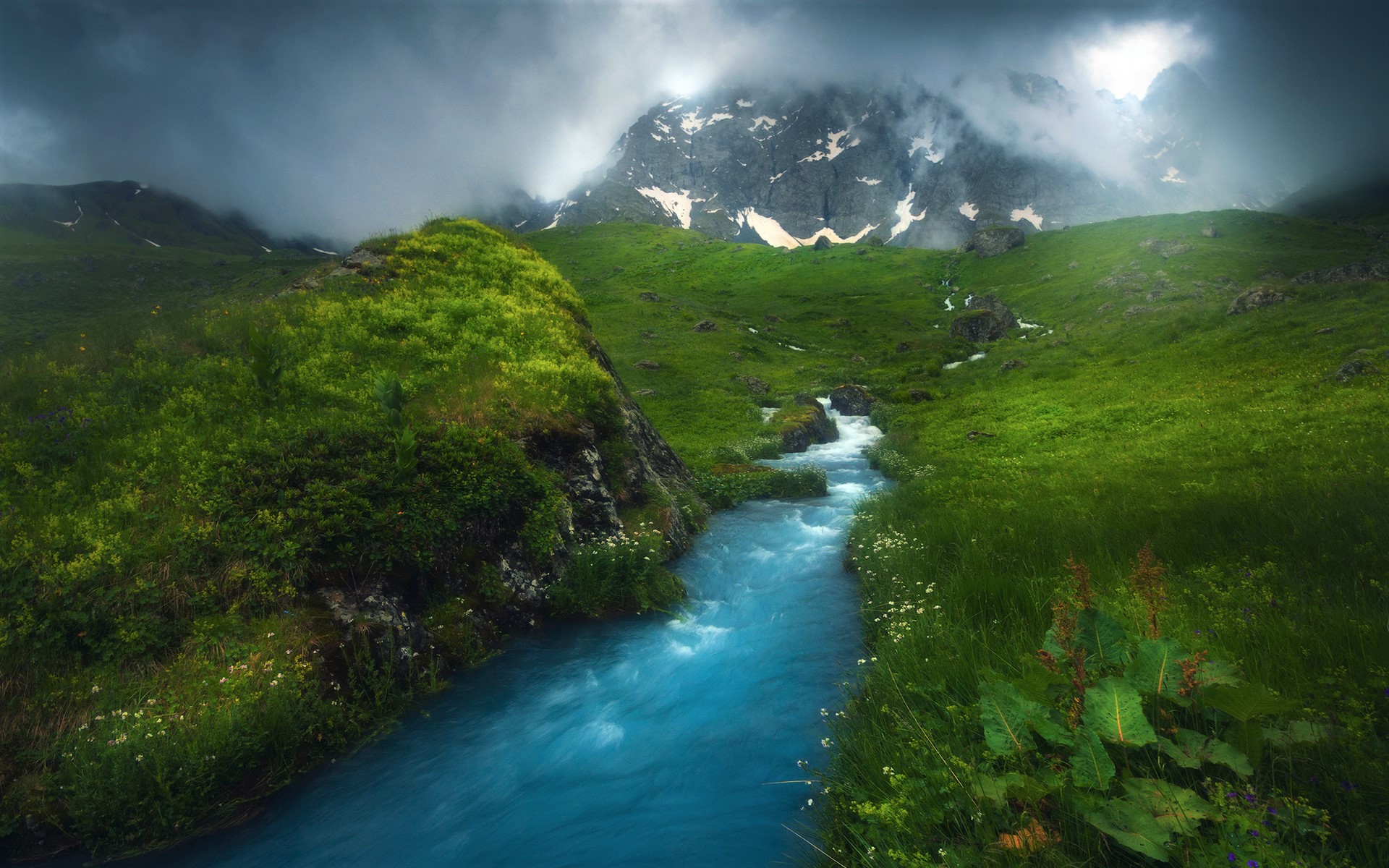 Скачать картинку Трава, Гора, Туман, Ручей, Земля/природа в телефон бесплатно.