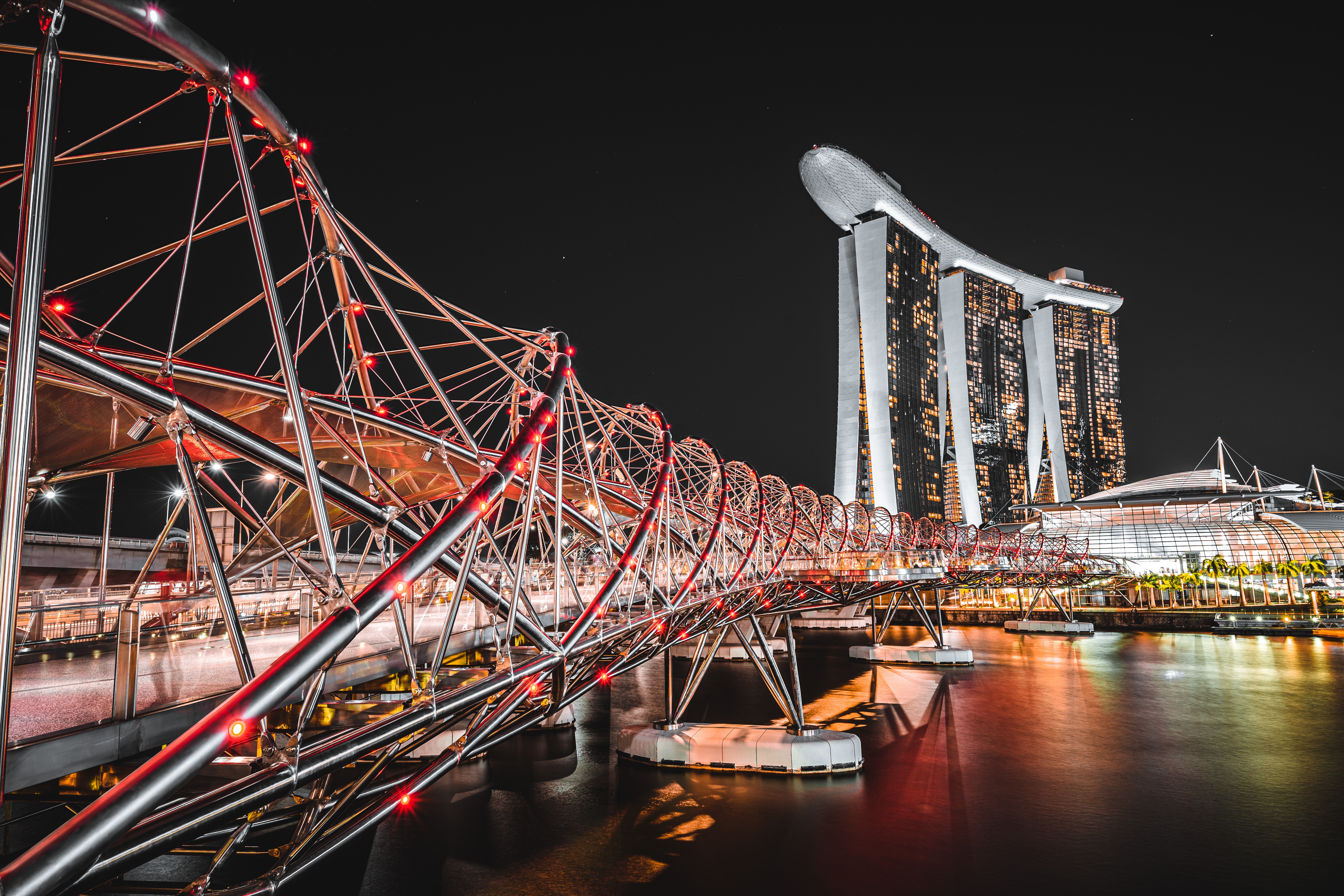 Скачать картинку Ночь, Здание, Сингапур, Сделано Человеком, Marina Bay Sands, Спиральный Мост в телефон бесплатно.