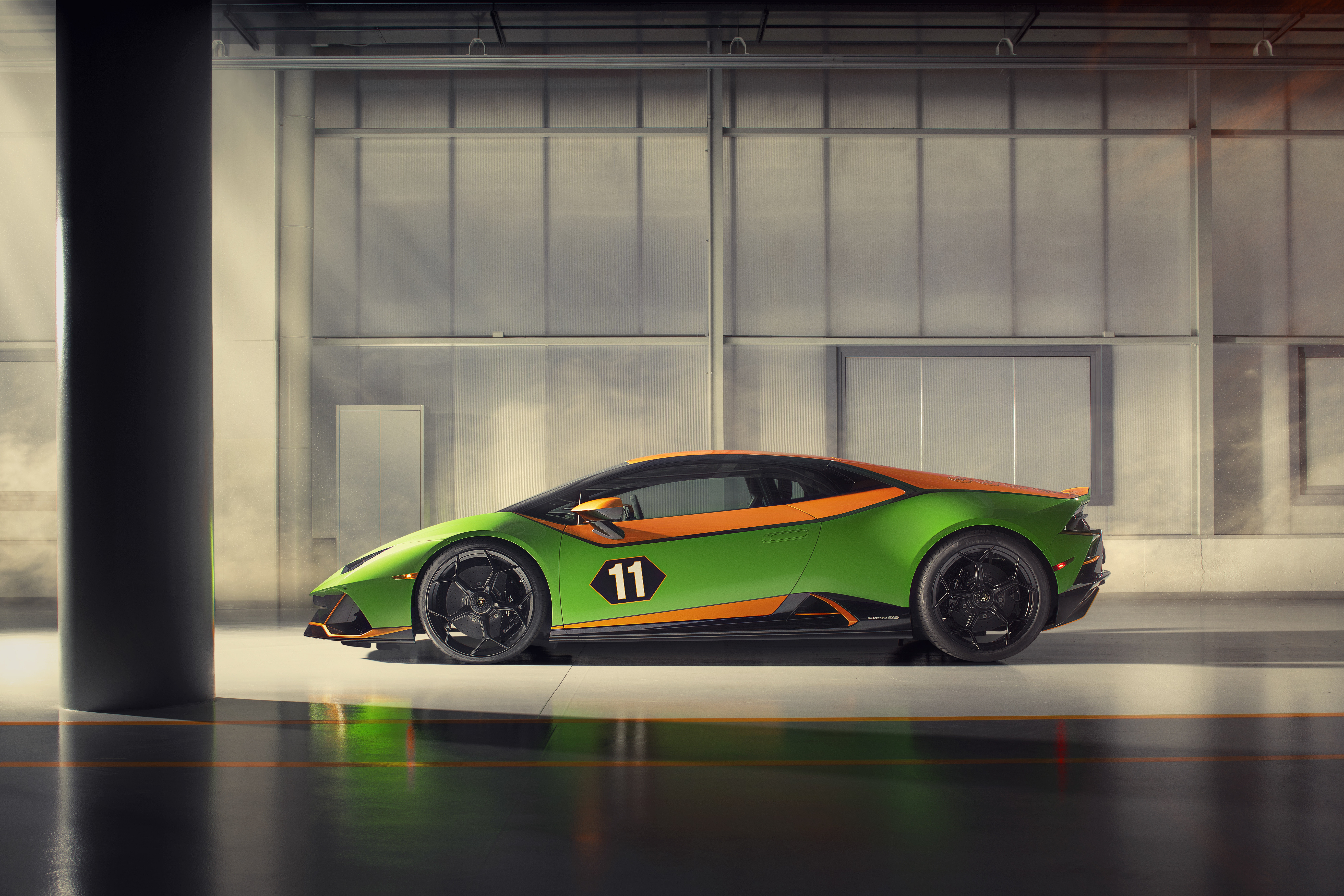Скачать обои Празднование Lamborghini Huracan Evo Gt на телефон бесплатно