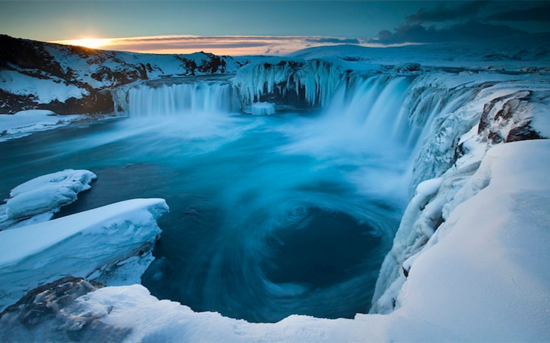 Скачать картинку Зима, Водопад, Земля, Исландия, Замороженный, Годафосс, Земля/природа в телефон бесплатно.