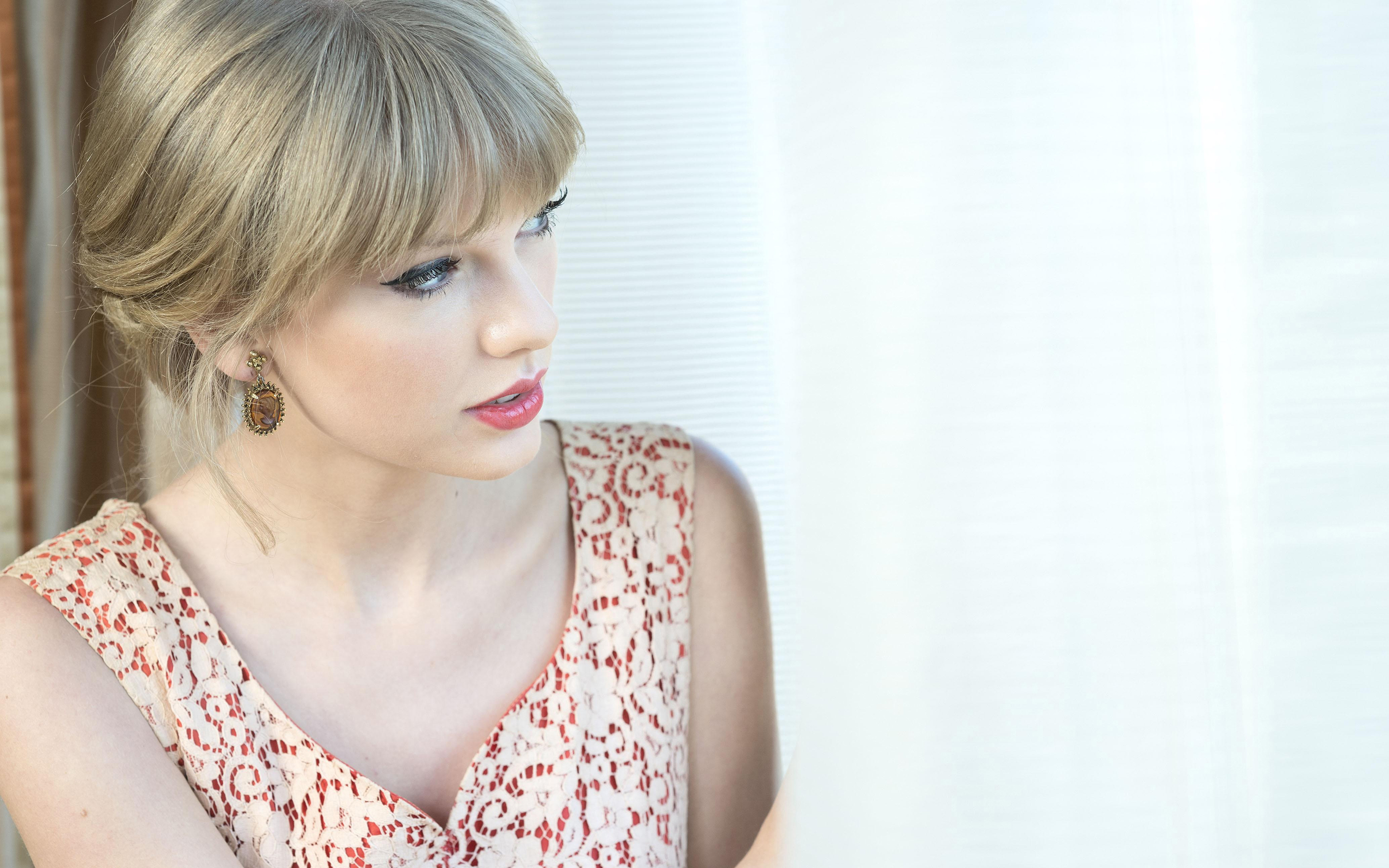 Download mobile wallpaper Music, Singer, Blonde, American, Taylor Swift, Lipstick for free.