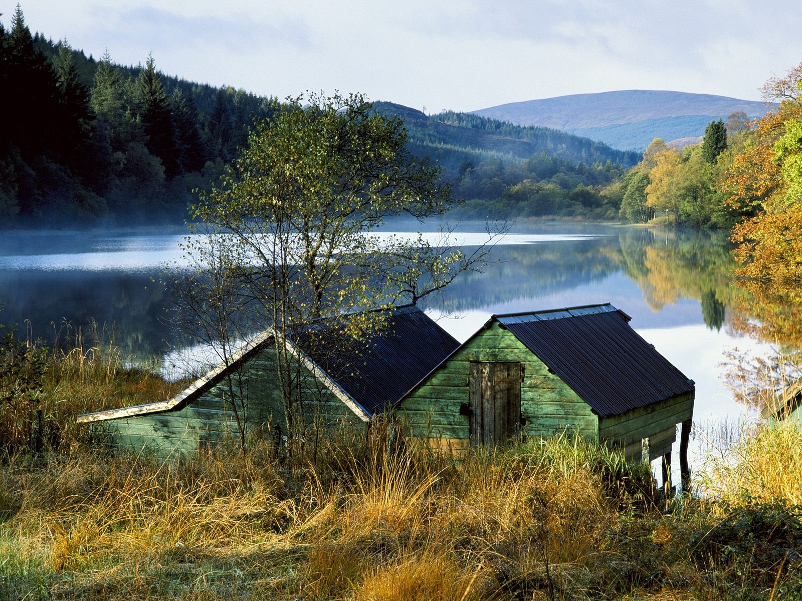 Handy-Wallpaper Häuser, Flüsse, Landschaft, Herbst kostenlos herunterladen.