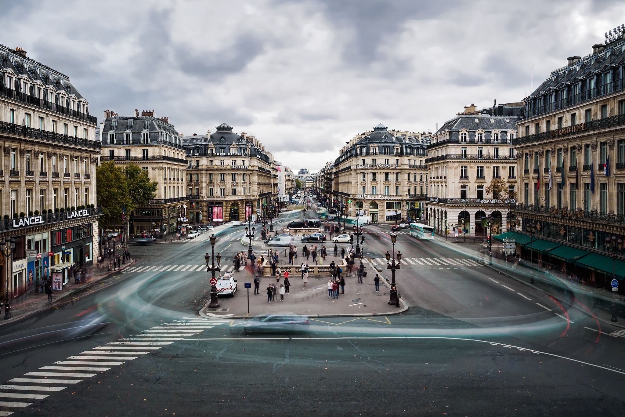 Handy-Wallpaper Städte, Menschen, Paris, Gebäude, Frankreich, Menschengemacht, Innerortsstraße, Platz Der Oper kostenlos herunterladen.