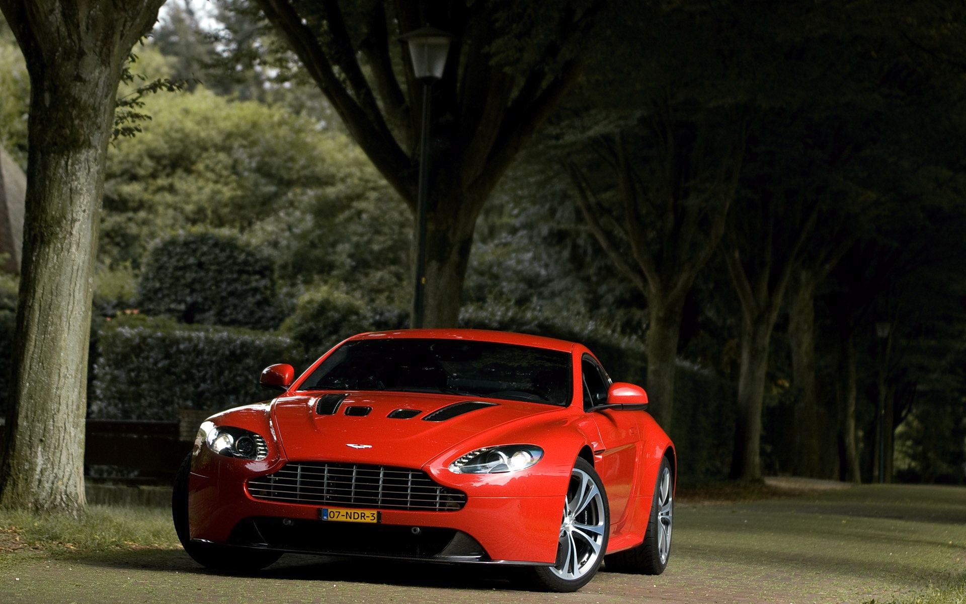 Download mobile wallpaper Aston Martin, Car, Vehicles, Aston Martin Vantage for free.