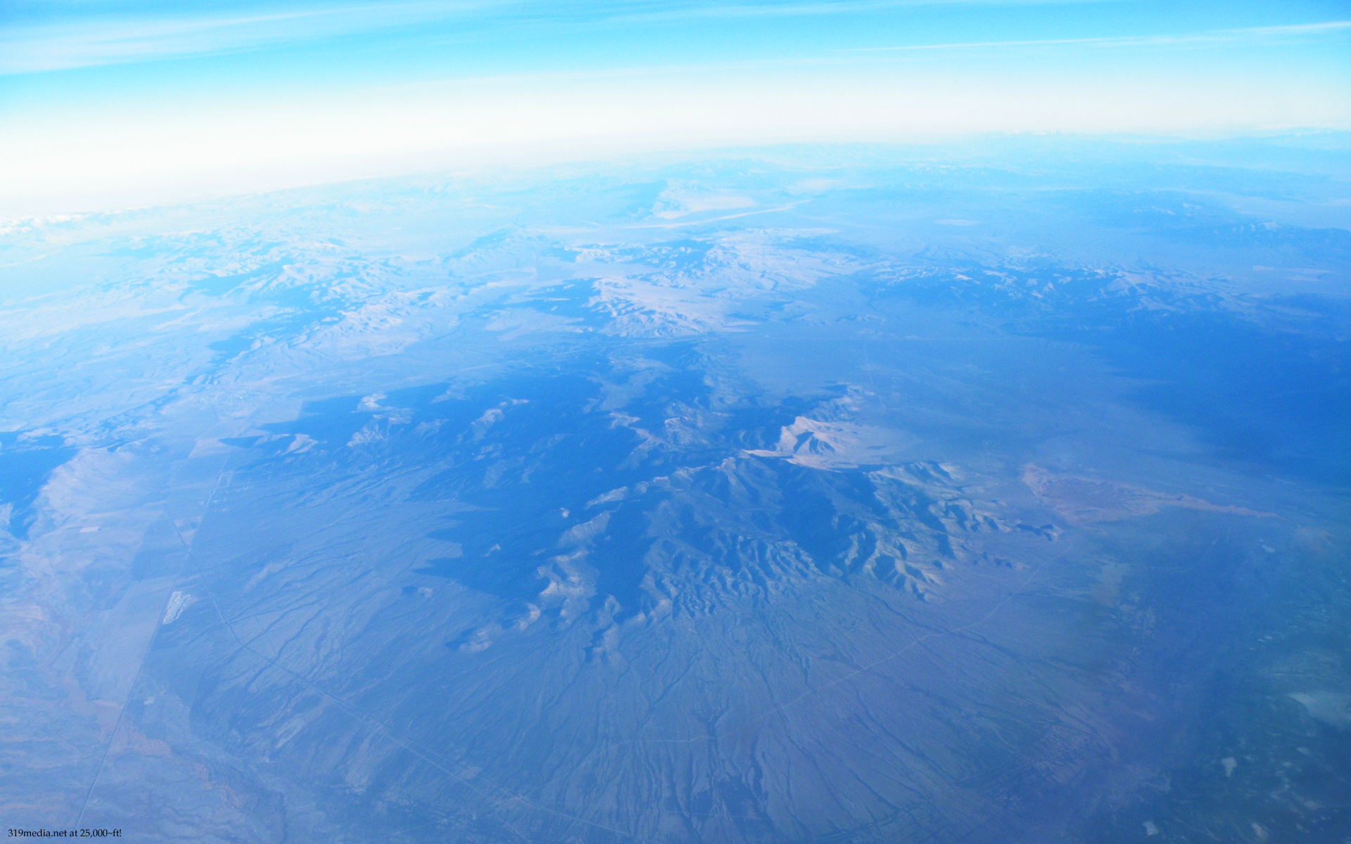 PCデスクトップに山, 青い, 地球, 空, 山岳, 空中画像を無料でダウンロード