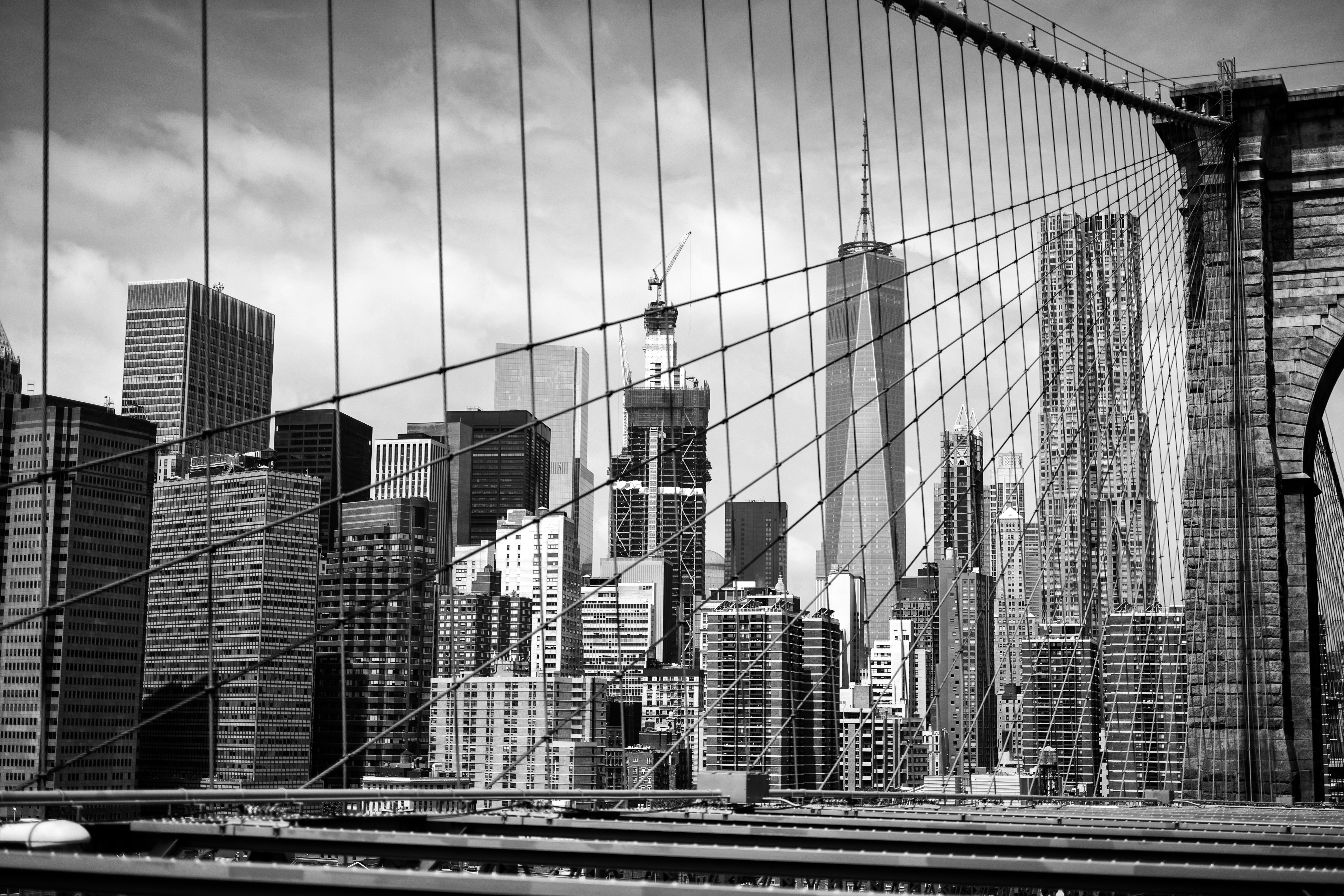 Завантажити шпалери безкоштовно Мости, Хмарочос, Будівля, Нью Йорк, Манхеттен, Бруклінський Міст, Створено Людиною, Чорний Білий картинка на робочий стіл ПК