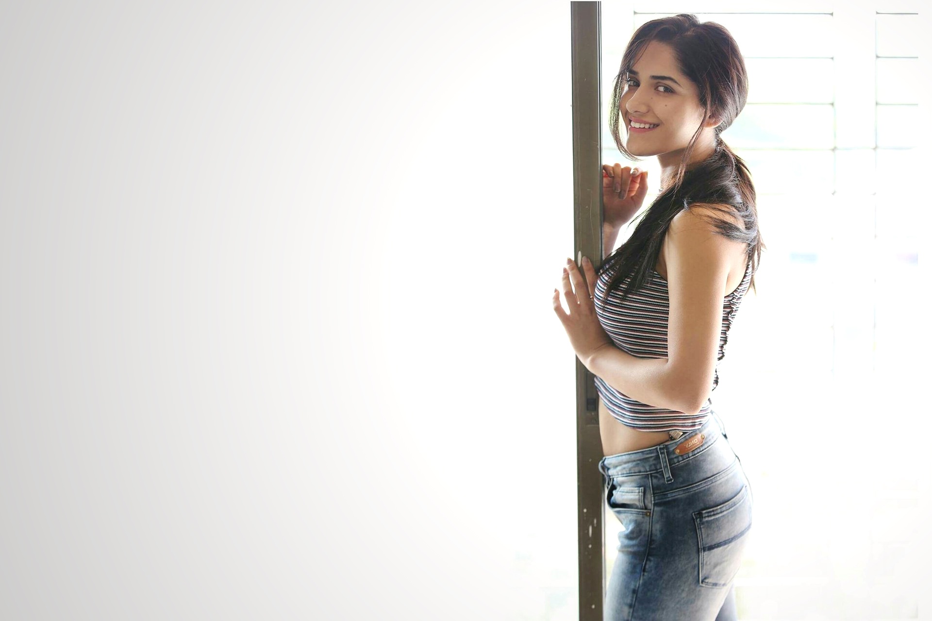 Download mobile wallpaper Smile, Brunette, Model, Indian, Celebrity, Actress, Ruhani Sharma for free.