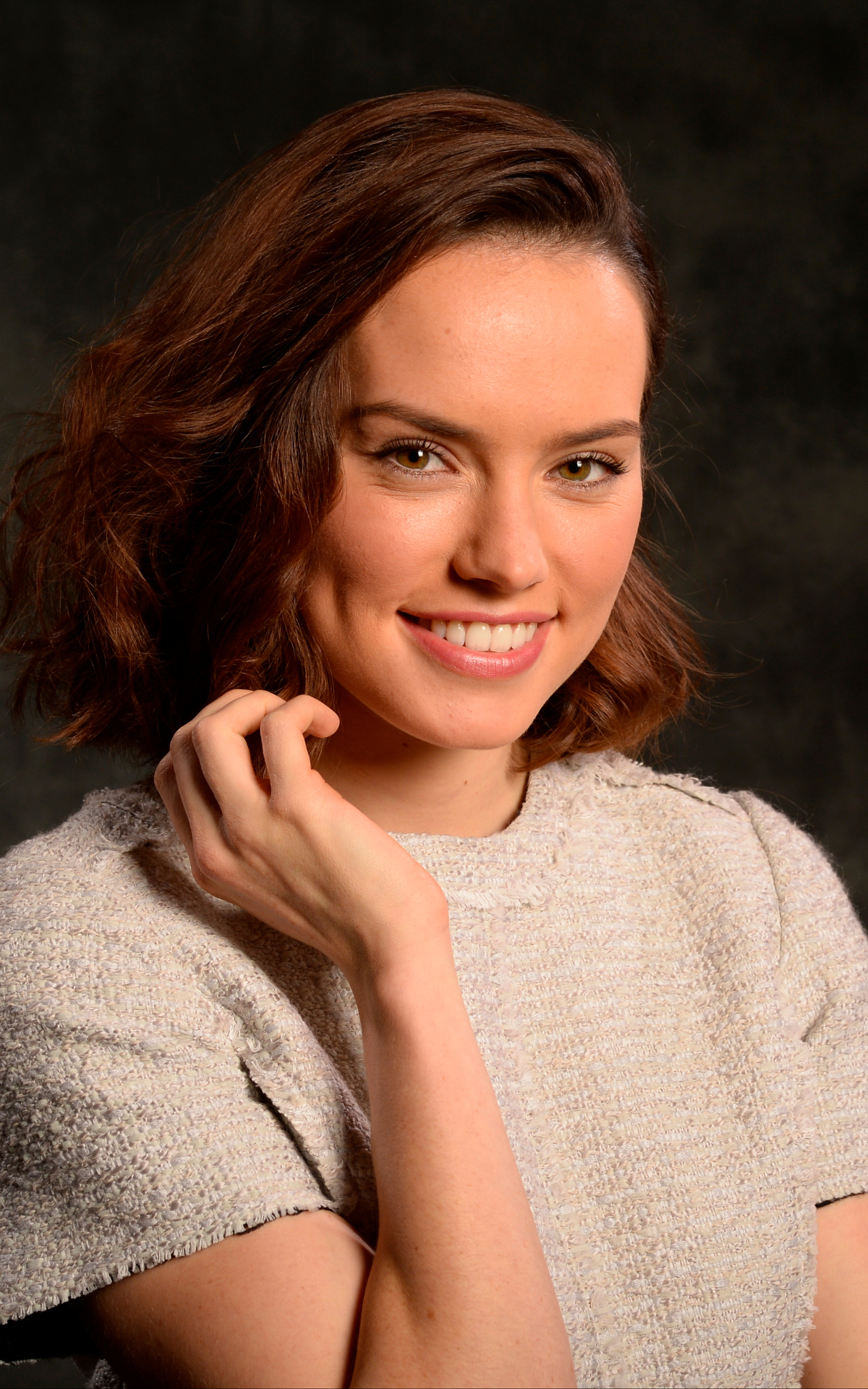 Download mobile wallpaper Smile, English, Face, Brunette, Celebrity, Actress, Daisy Ridley for free.