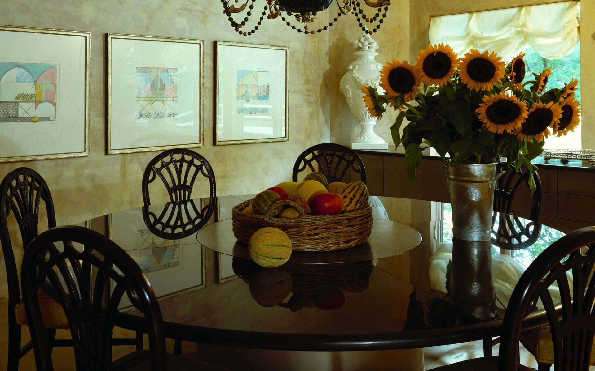 Handy-Wallpaper Blumen, Verschiedenes, Sonstige, Tabelle, Tisch, Nachahmung, Obst, Bouquet, Still Leben, Strauß, Sonnenblumen kostenlos herunterladen.