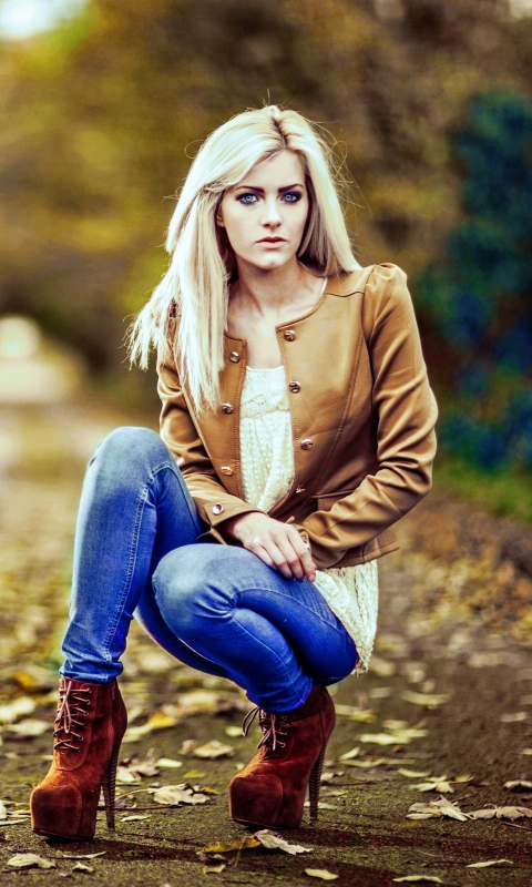Download mobile wallpaper Beautiful, Fall, Blonde, Jeans, Women for free.