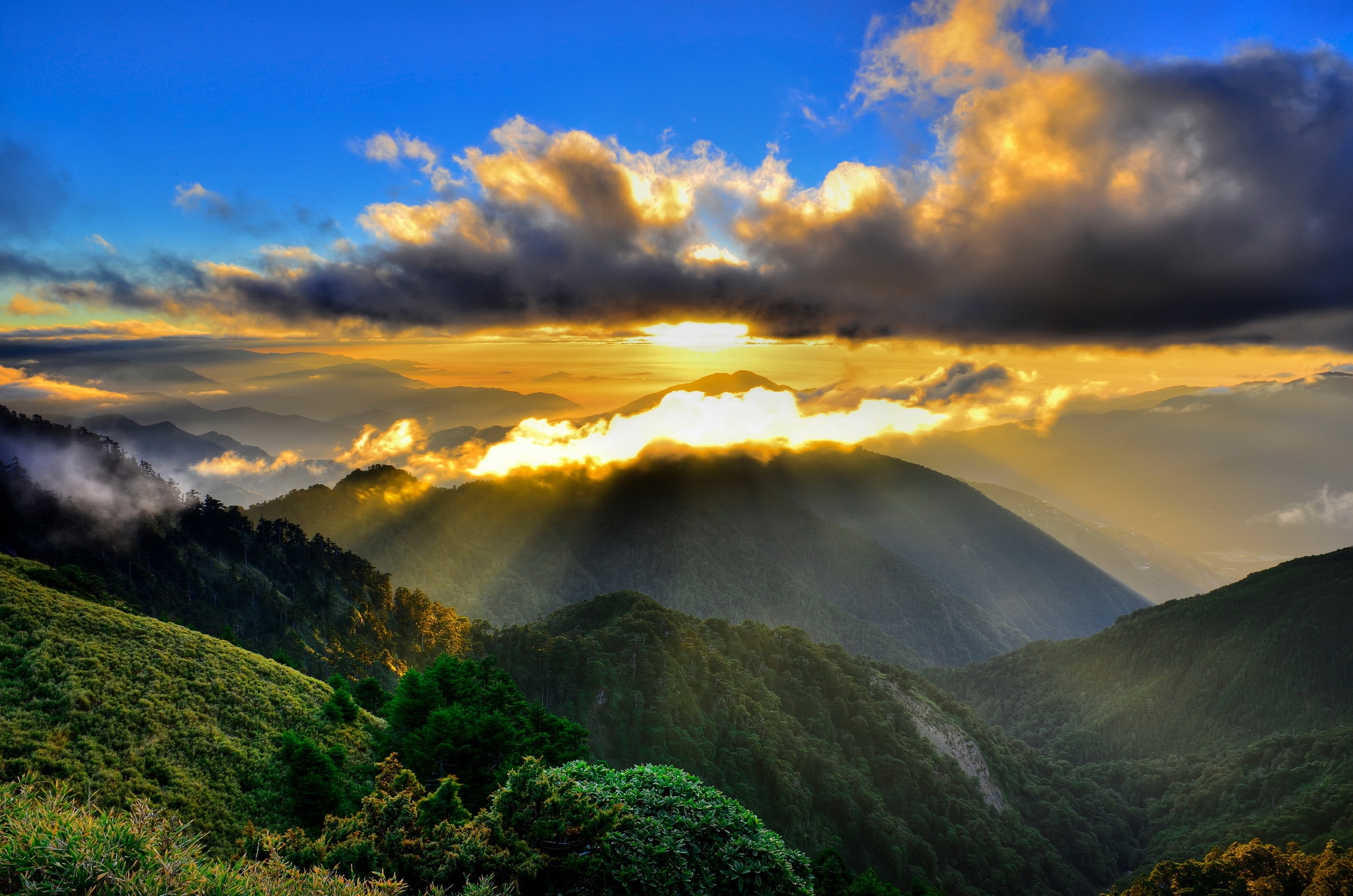 Free download wallpaper Nature, Mountains, Sun, Clouds, Beams, Morning, Rays, Fog on your PC desktop