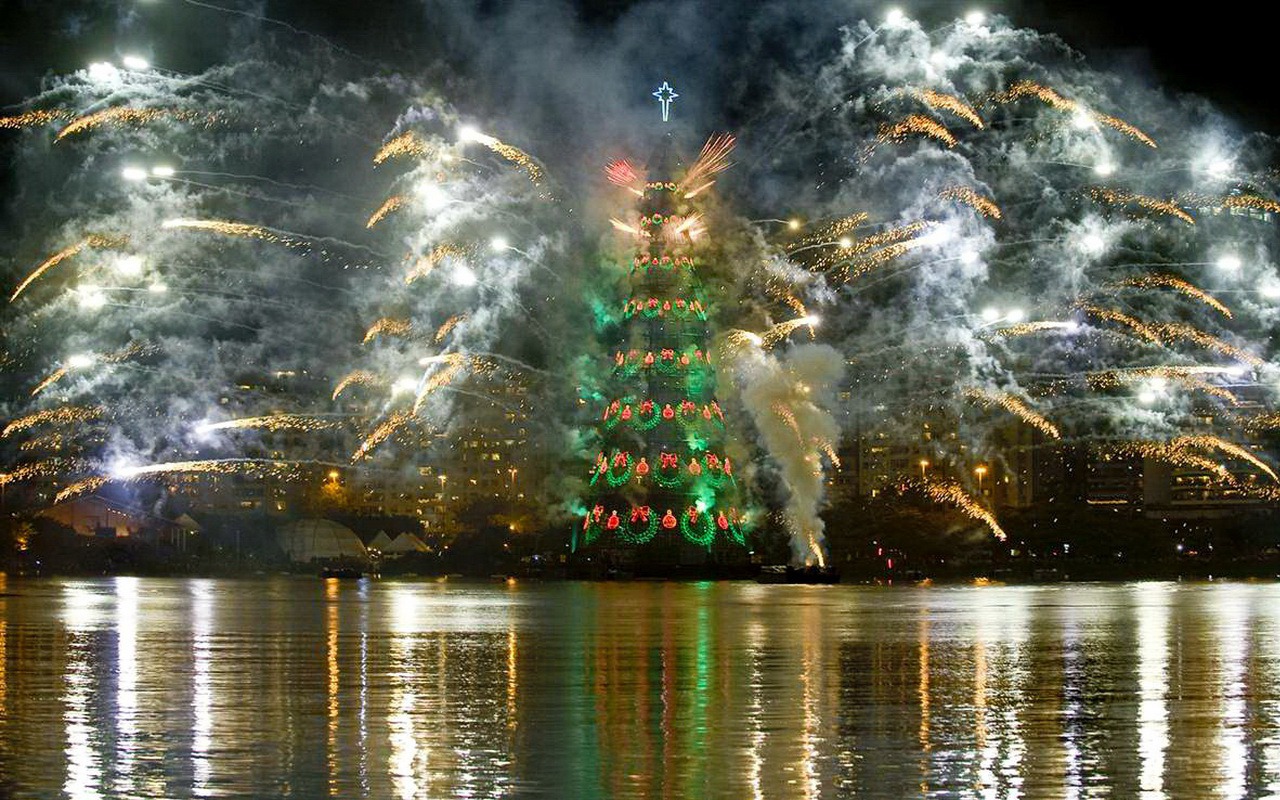 Laden Sie das Feiertage, Weihnachten, Weihnachtsbaum, Feuerwerk-Bild kostenlos auf Ihren PC-Desktop herunter