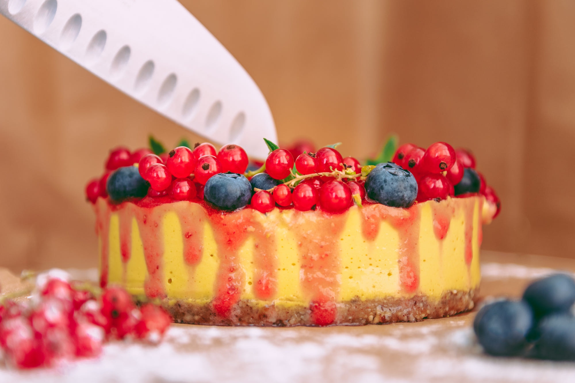 Handy-Wallpaper Dessert, Kuchen, Frucht, Heidelbeere, Nahrungsmittel, Johannisbeeren kostenlos herunterladen.