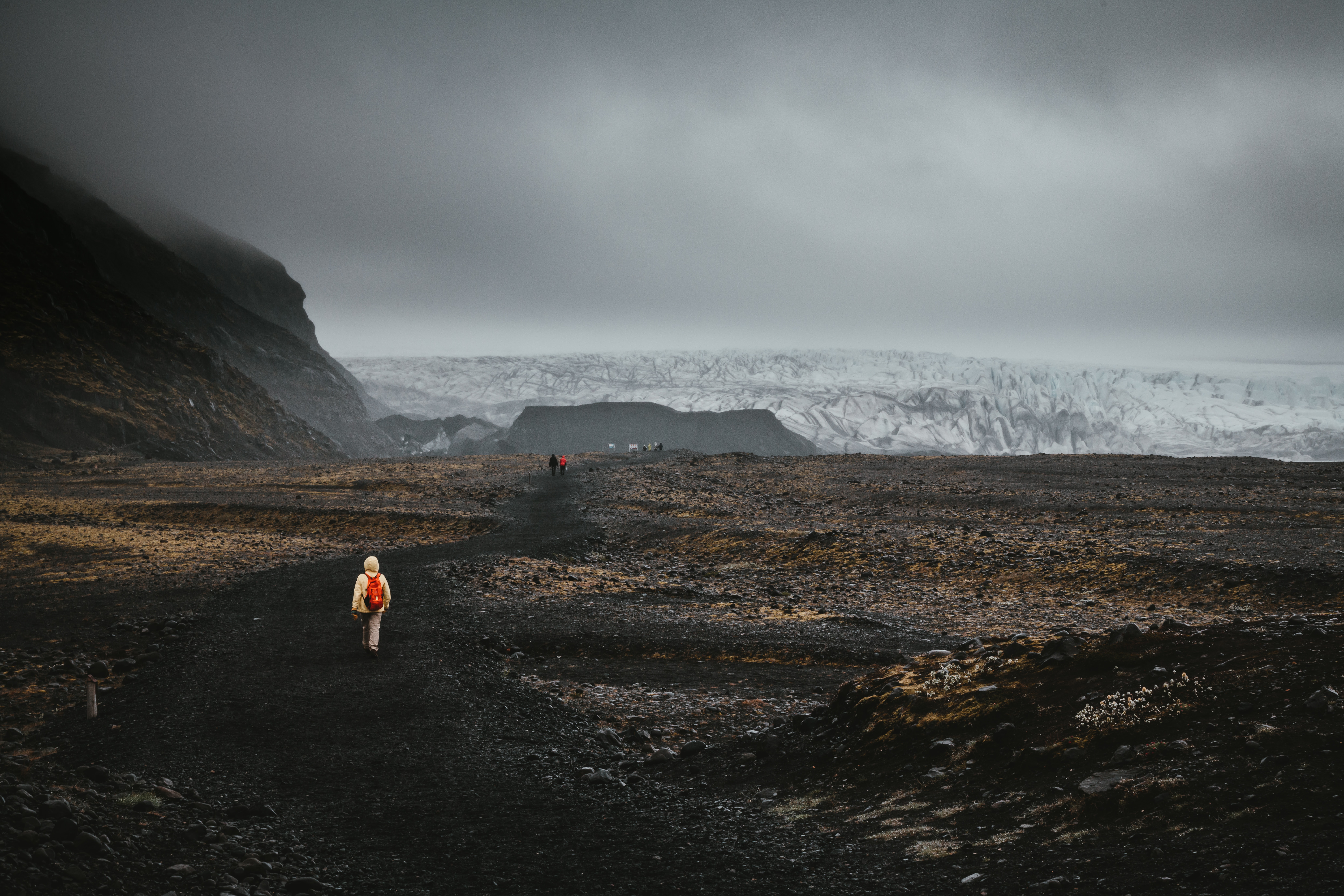 65266 descargar fondo de pantalla paisaje, naturaleza, montañas, camino, niebla, islandia, turistas: protectores de pantalla e imágenes gratis