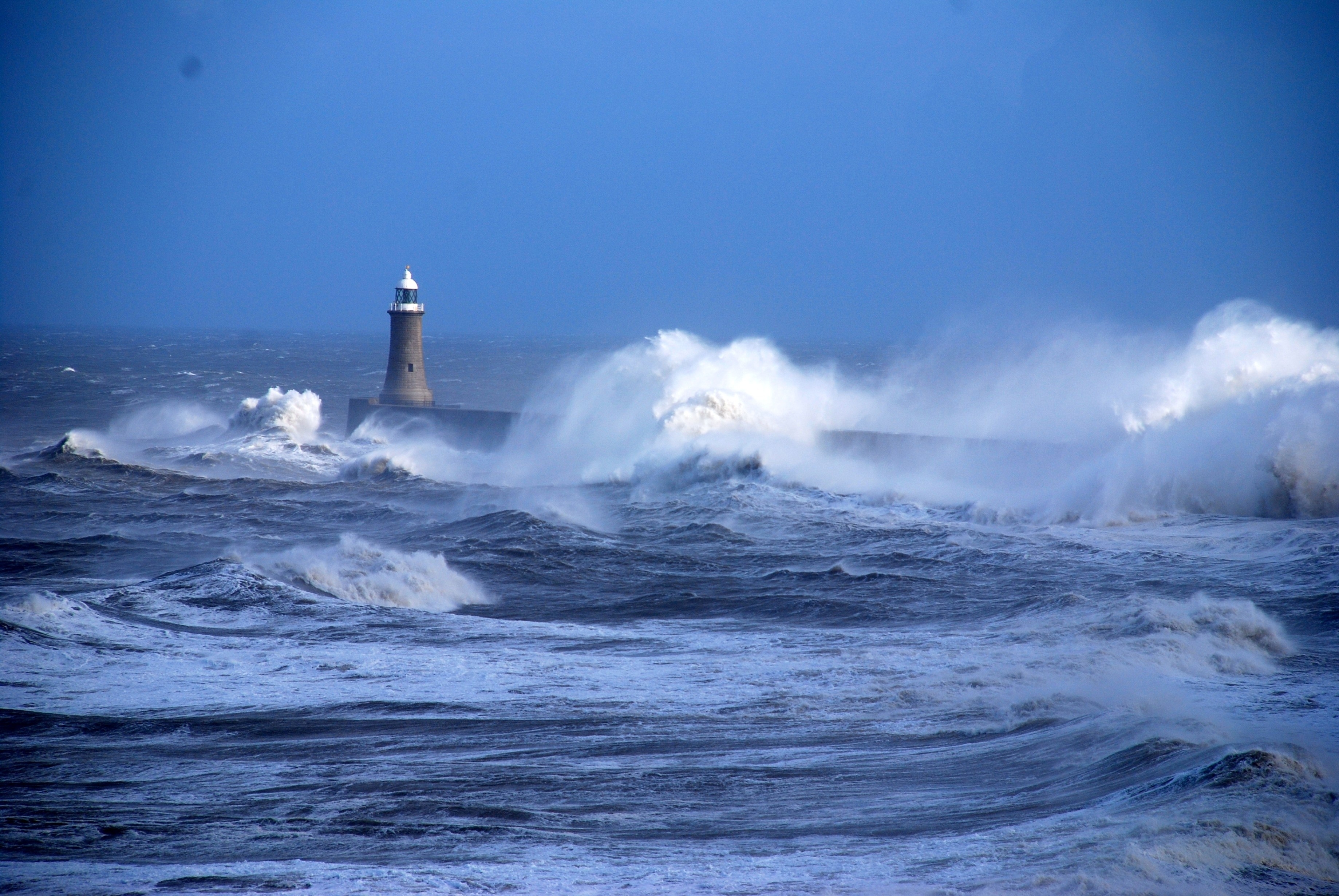 85278 скачать картинку шторм, маяк, море, природа, волны, океан, ветер, непогода, удары - обои и заставки бесплатно