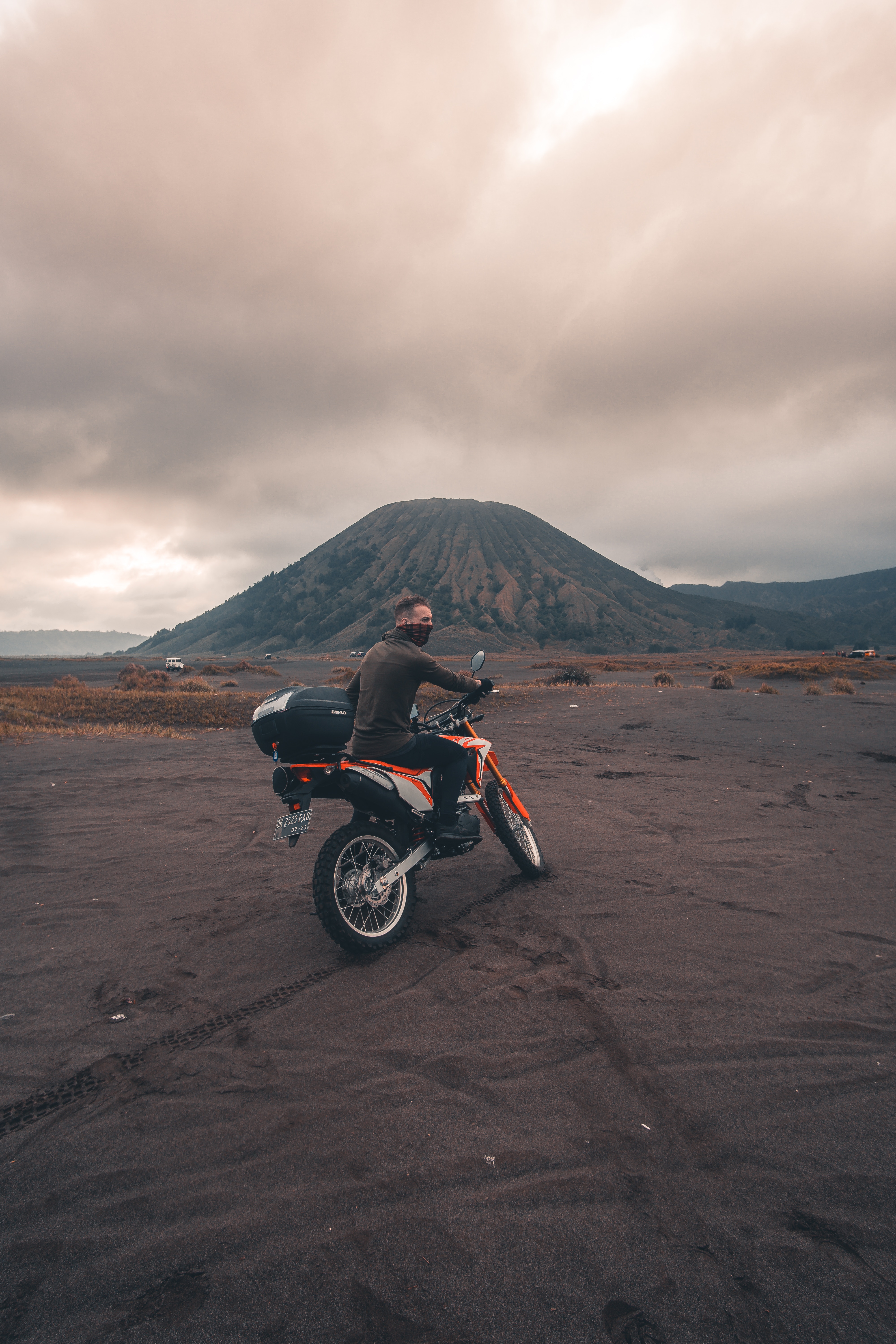 Скачать обои бесплатно Индонезия, Песок, Вулкан, Мотоцикл, Мотоциклист, Мотоциклы картинка на рабочий стол ПК
