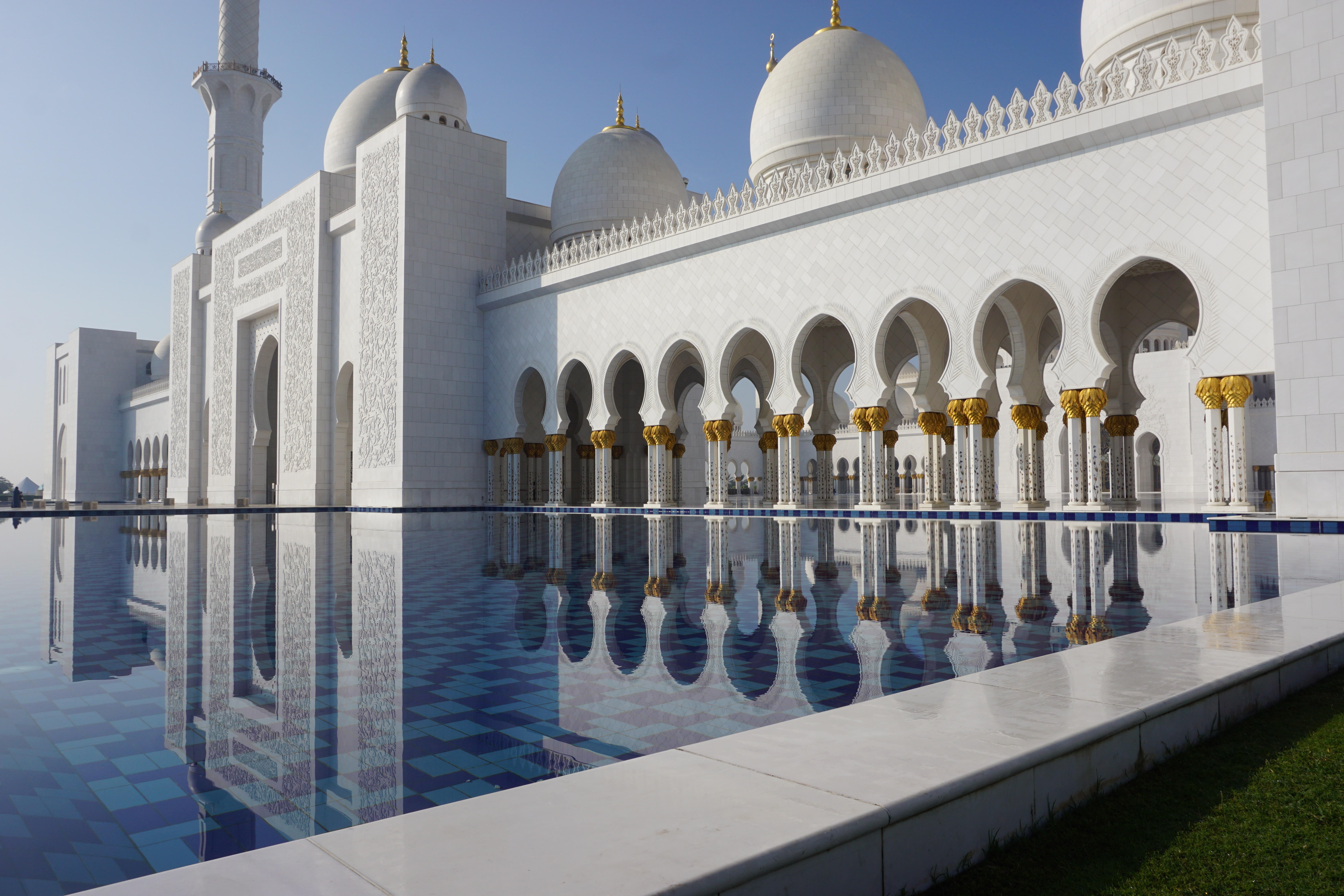 402344 Bild herunterladen marmor, religiös, moschee, abu dhabi, kuppel, spiegelung, vereinigte arabische emirate, moscheen - Hintergrundbilder und Bildschirmschoner kostenlos
