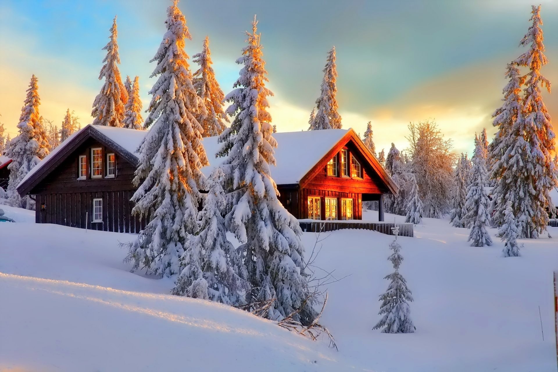 Скачать обои бесплатно Зима, Снег, Лес, Дерево, Дом, Домик, Фотографии картинка на рабочий стол ПК