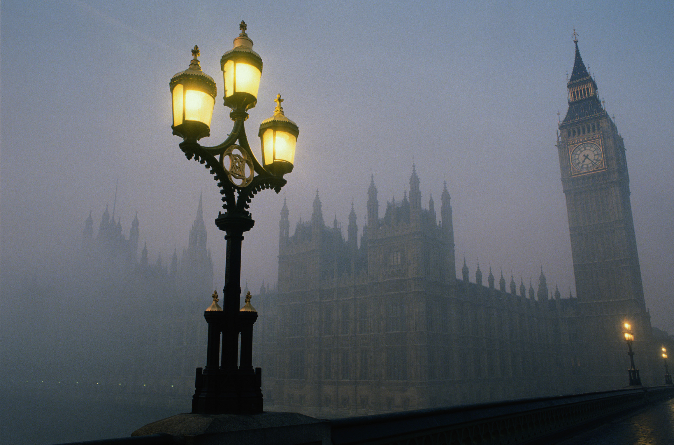424998 завантажити картинку міста, туман, створено людиною, лондон, біг бен, ніч, вуличне світло - шпалери і заставки безкоштовно