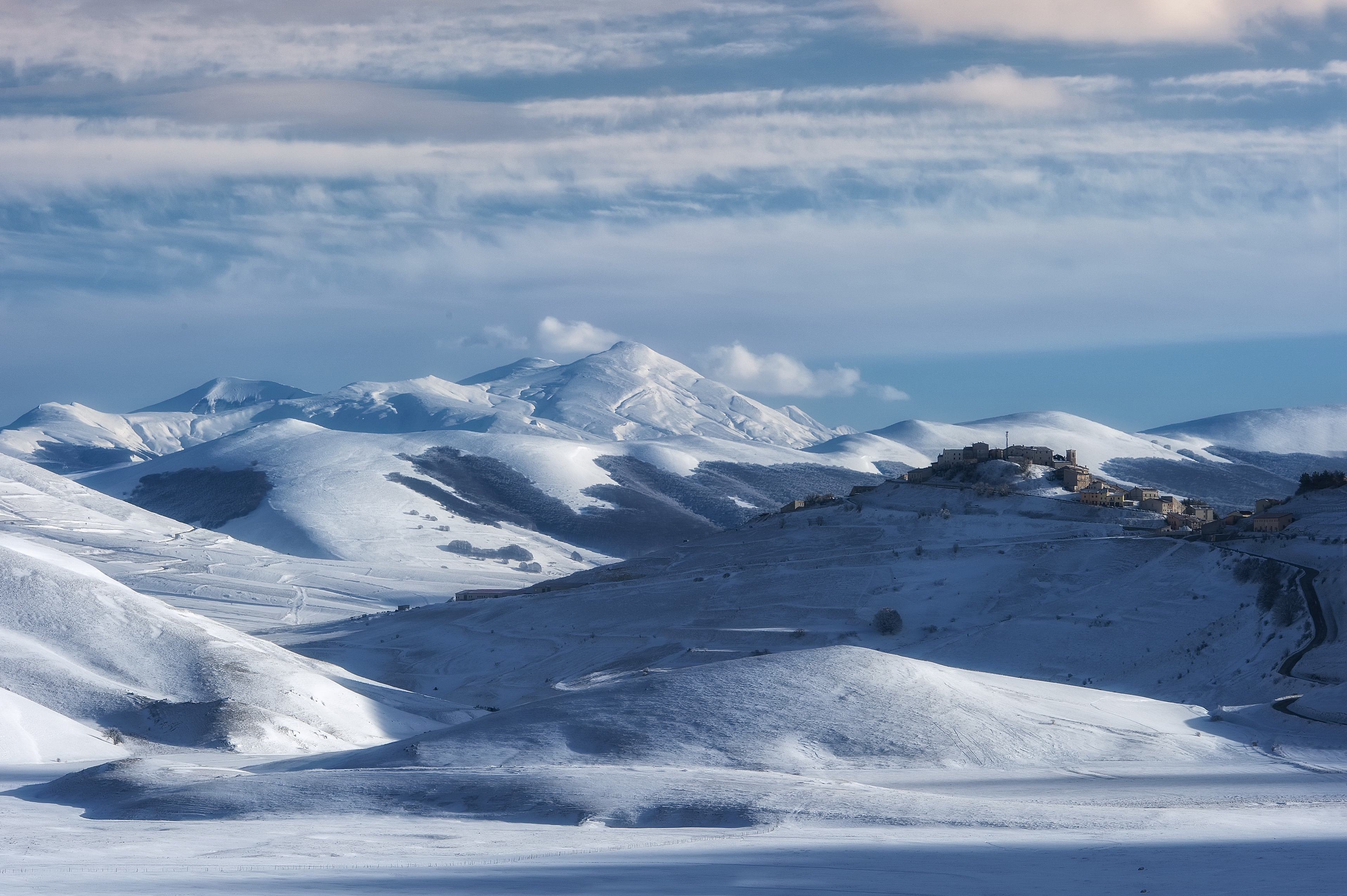 Handy-Wallpaper Winter, Schnee, Italien, Berg, Fotografie, Himmel, Berge, Umbrien kostenlos herunterladen.