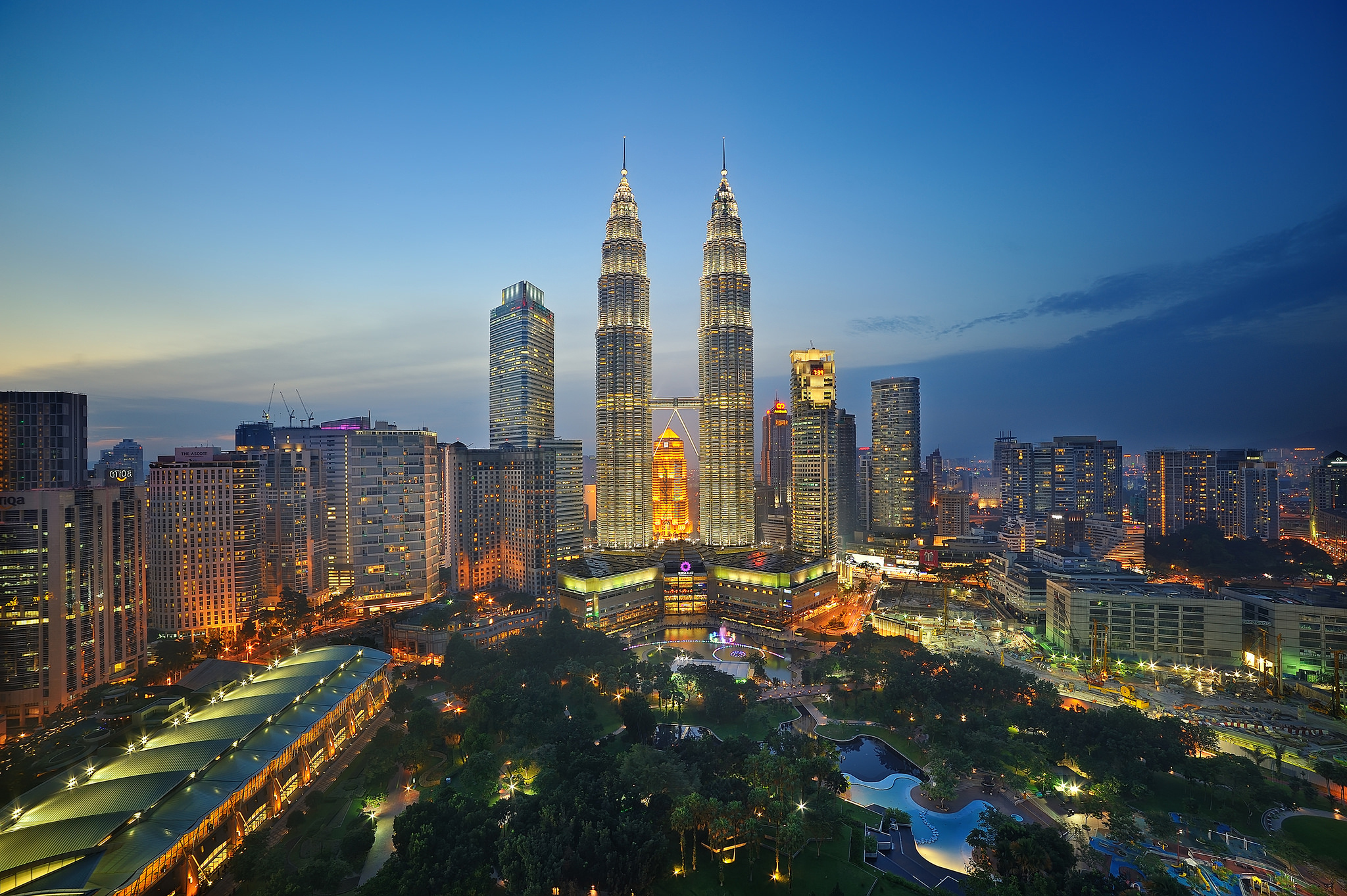 388863 descargar fondo de pantalla rascacielos, hecho por el hombre, kuala lumpur, edificio, ciudad, malasia, noche, ciudades: protectores de pantalla e imágenes gratis