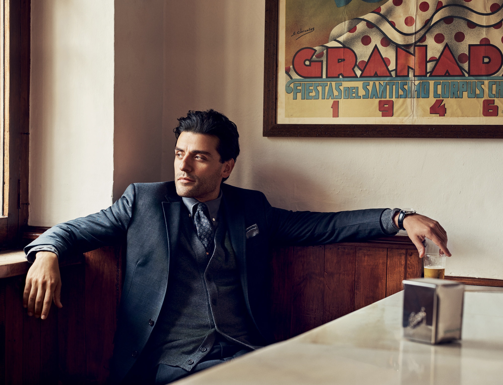 Download mobile wallpaper American, Suit, Celebrity, Actor, Oscar Isaac for free.