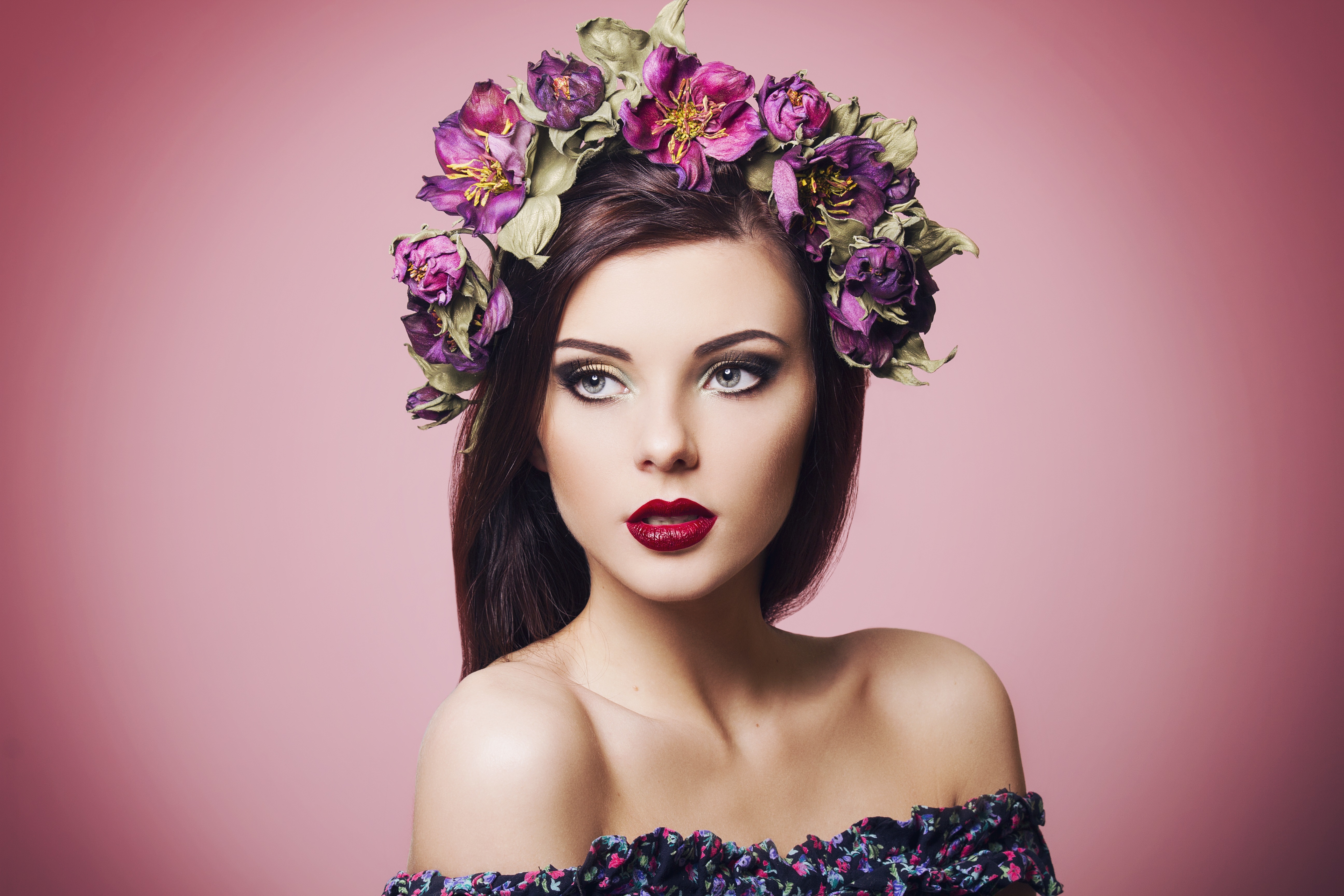 Laden Sie das Blume, Kranz, Brünette, Modell, Frauen, Blaue Augen, Lippenstift-Bild kostenlos auf Ihren PC-Desktop herunter