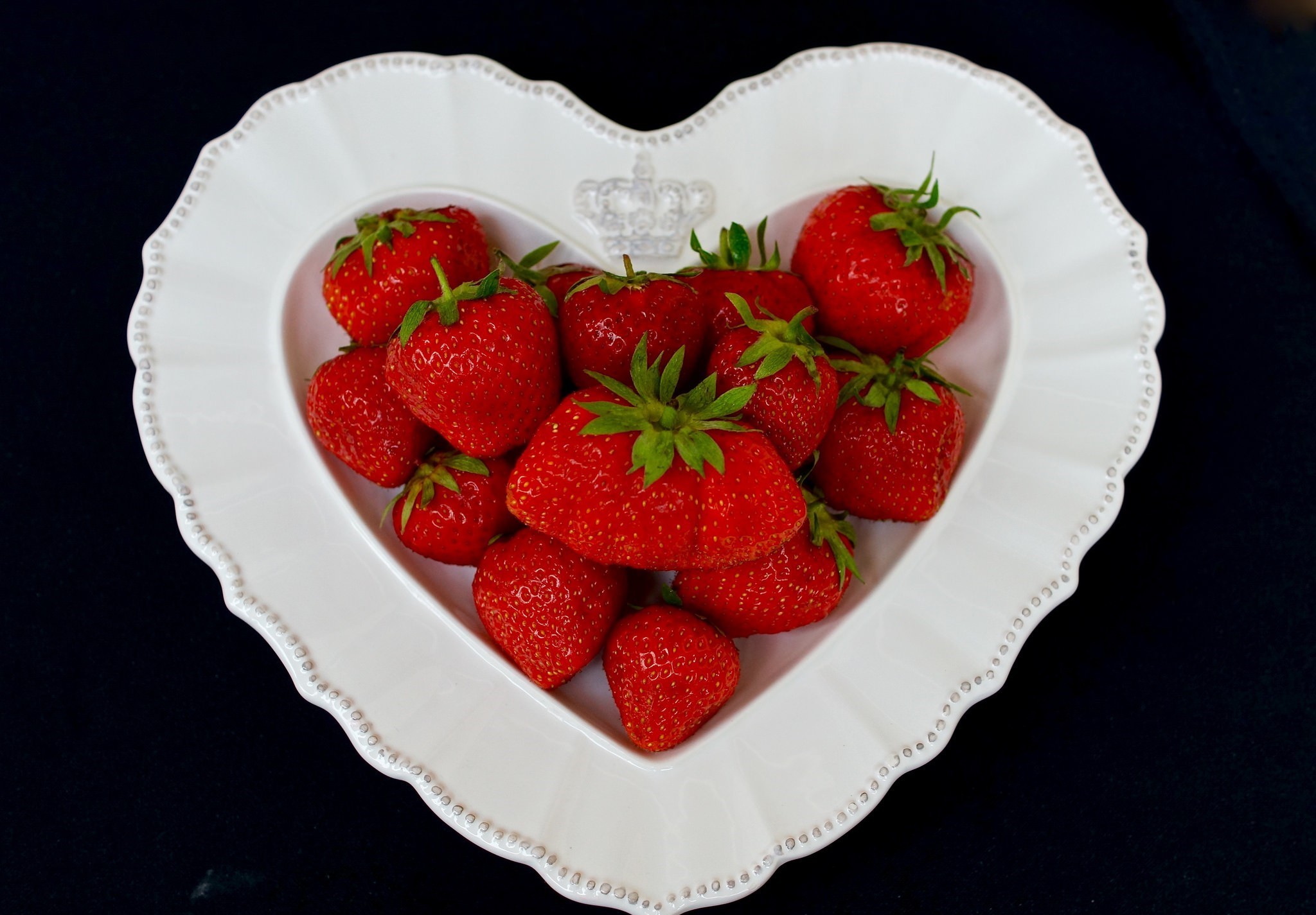 Descarga gratis la imagen Frutas, Fresa, Baya, Fruta, Alimento, En Forma De Corazón en el escritorio de tu PC