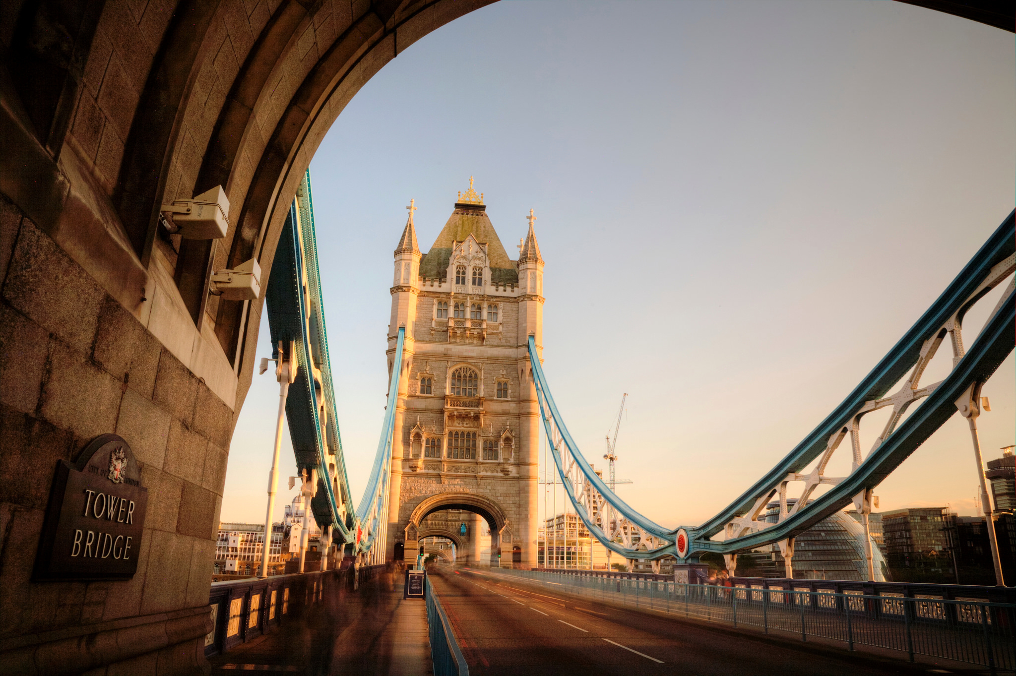 Скачать картинку Мосты, Лондон, Дорога, Мост, Великобритания, Тауэрский Мост, Сделано Человеком в телефон бесплатно.