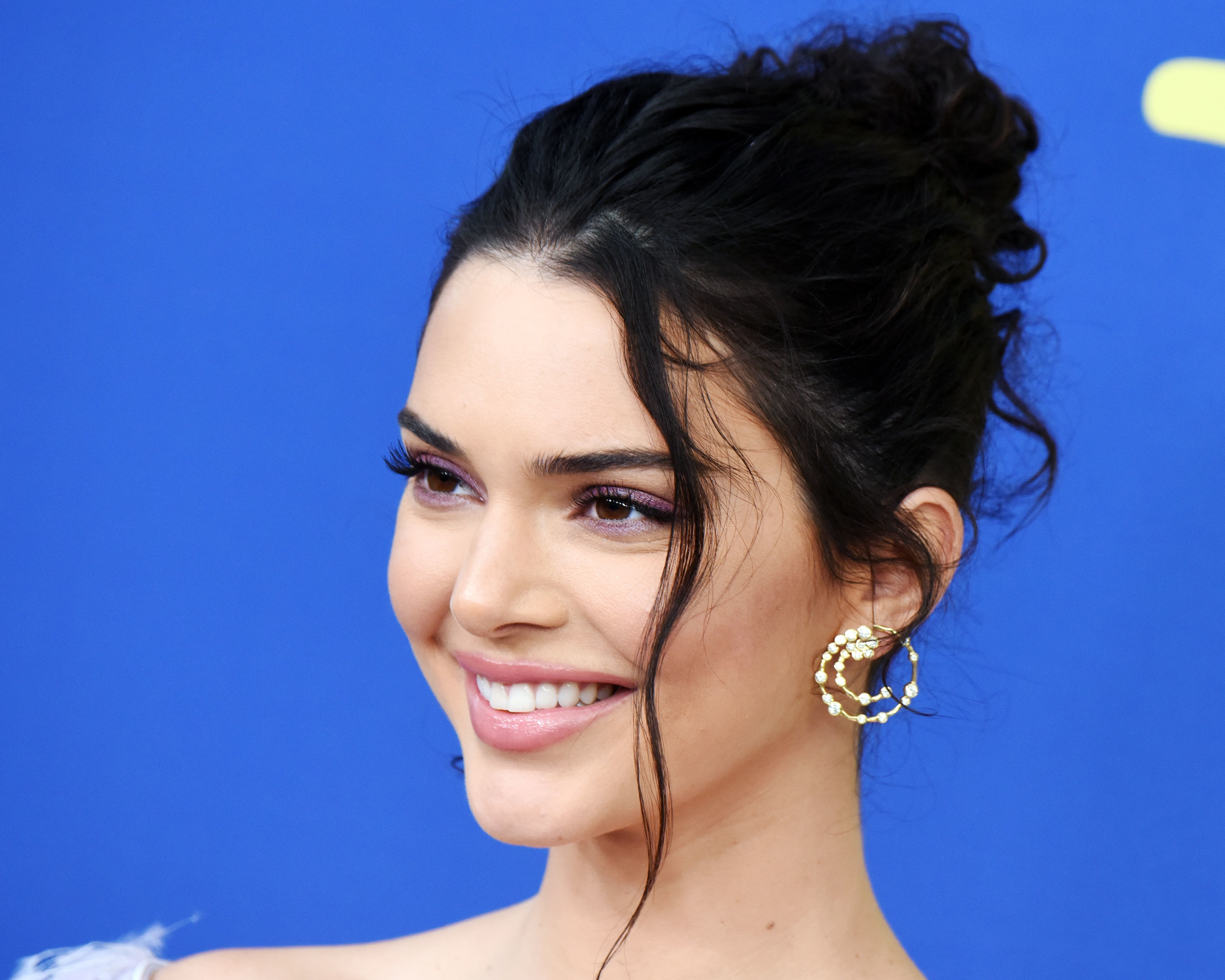 Free download wallpaper Smile, Face, Model, American, Celebrity, Brown Eyes, Black Hair, Kendall Jenner on your PC desktop