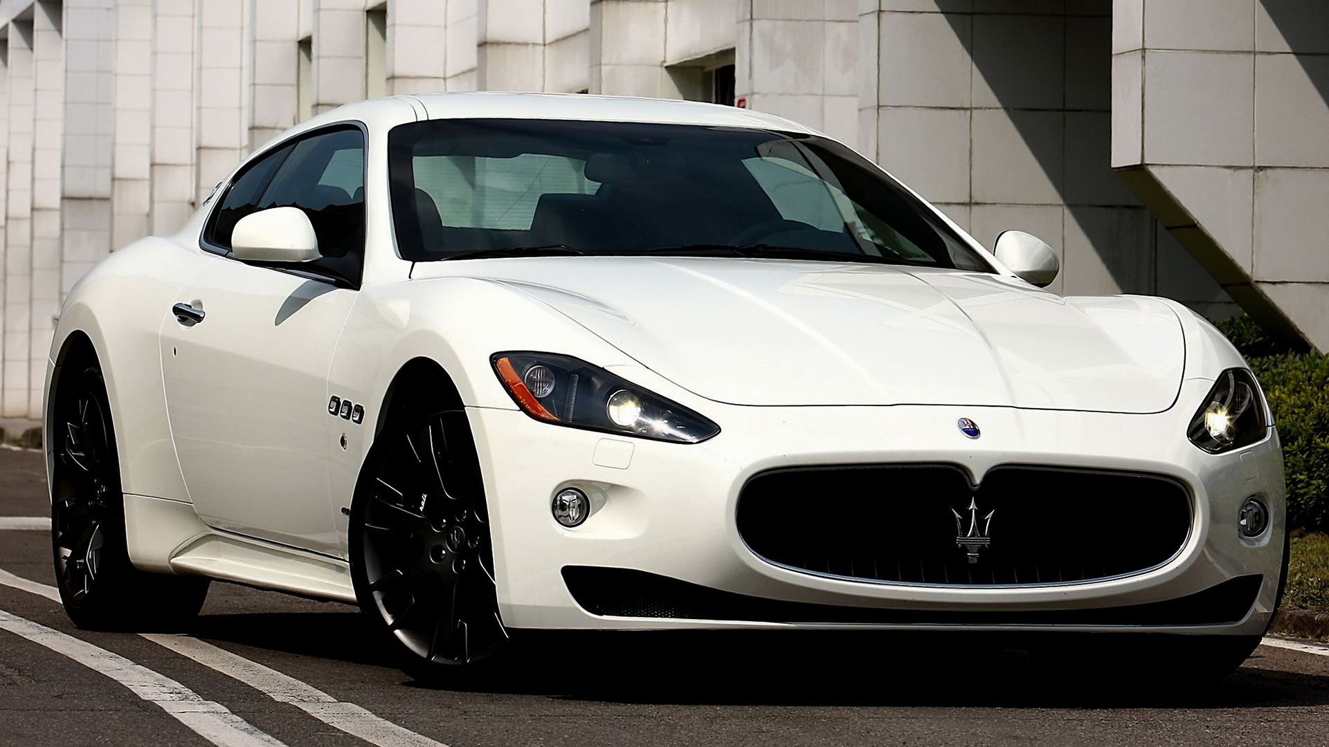 Laden Sie Maserati Granturismo S HD-Desktop-Hintergründe herunter