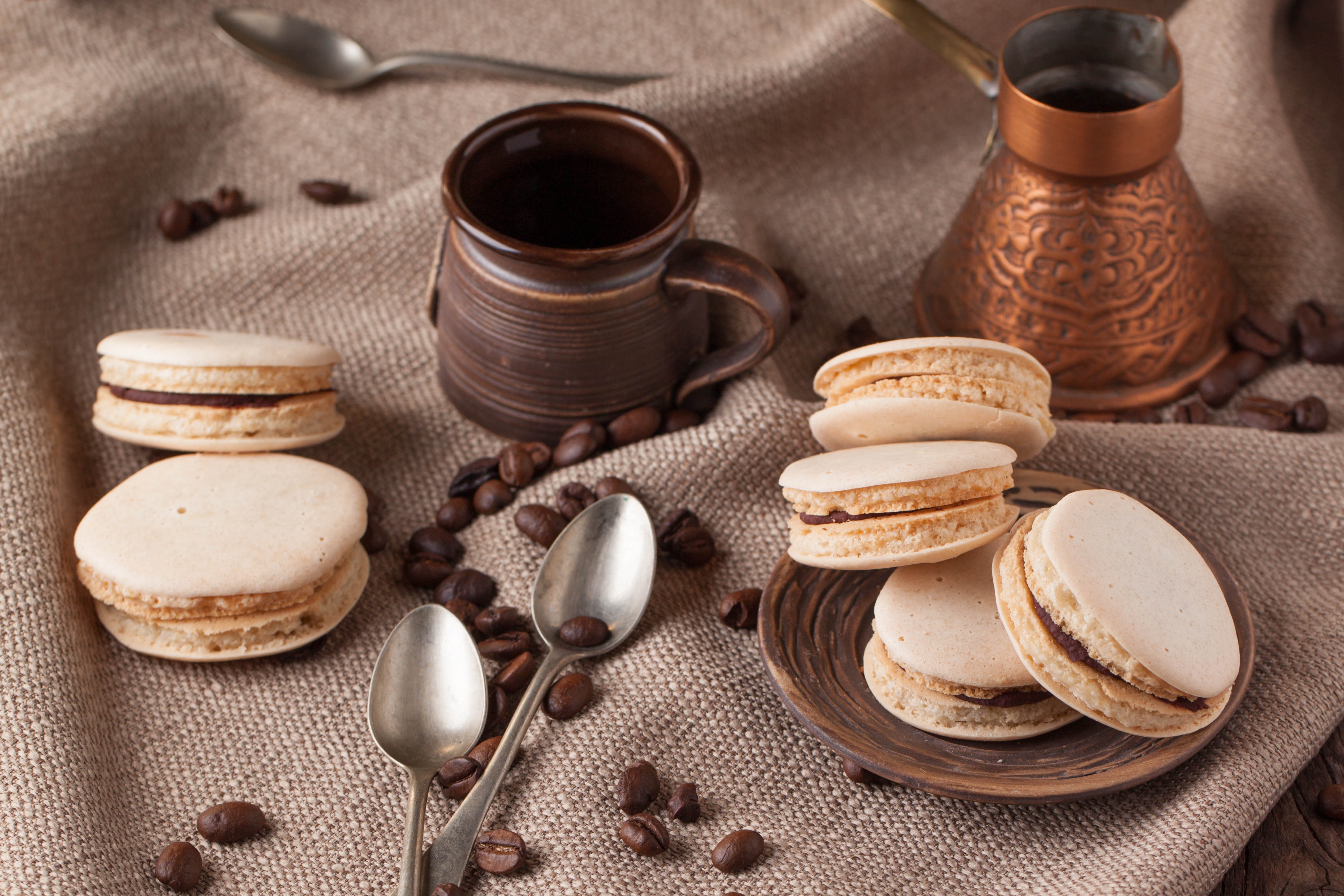 Téléchargez des papiers peints mobile Nourriture, Grains De Café, Macaron, Nature Morte gratuitement.