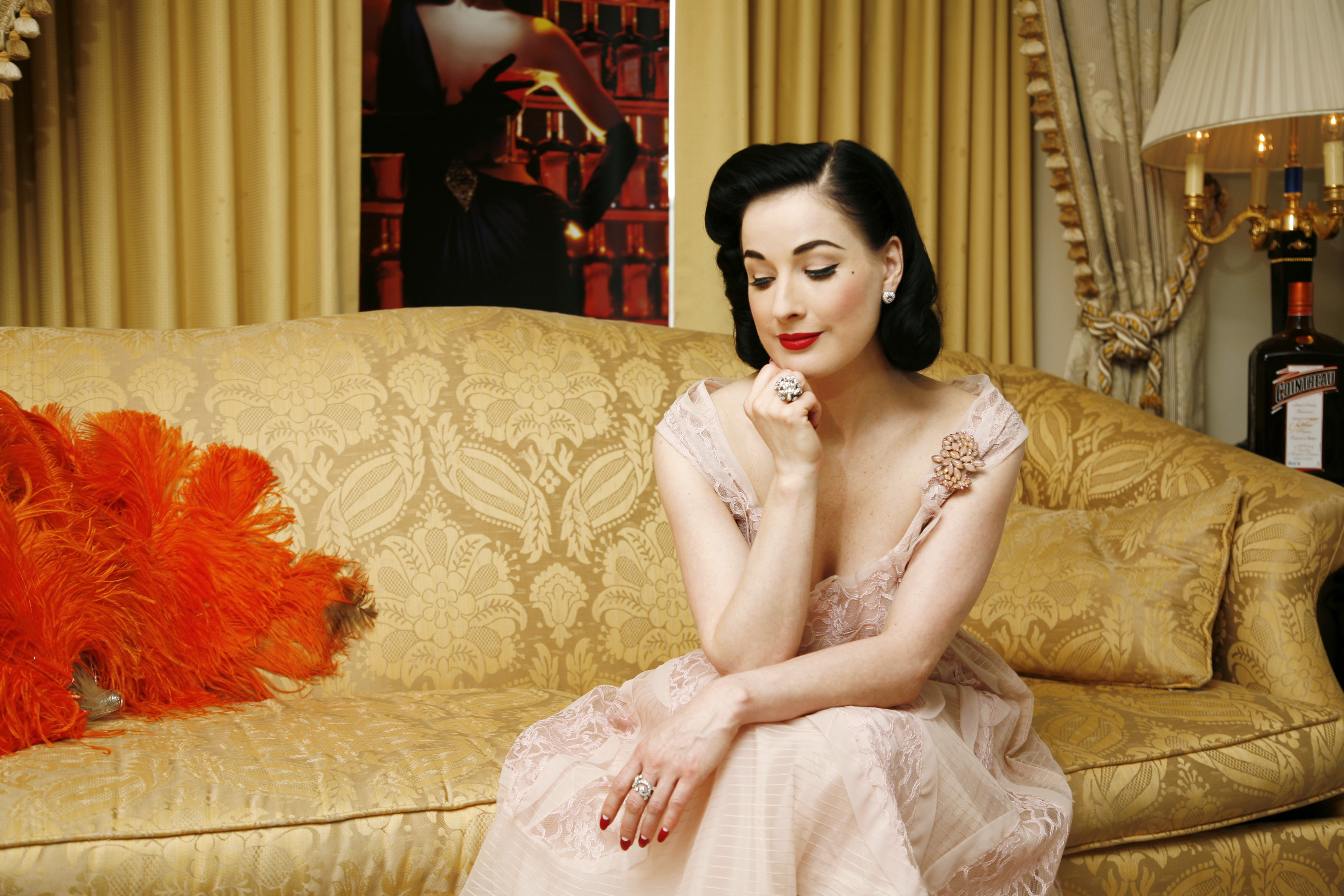 Melhores papéis de parede de Dita Von Teese para tela do telefone