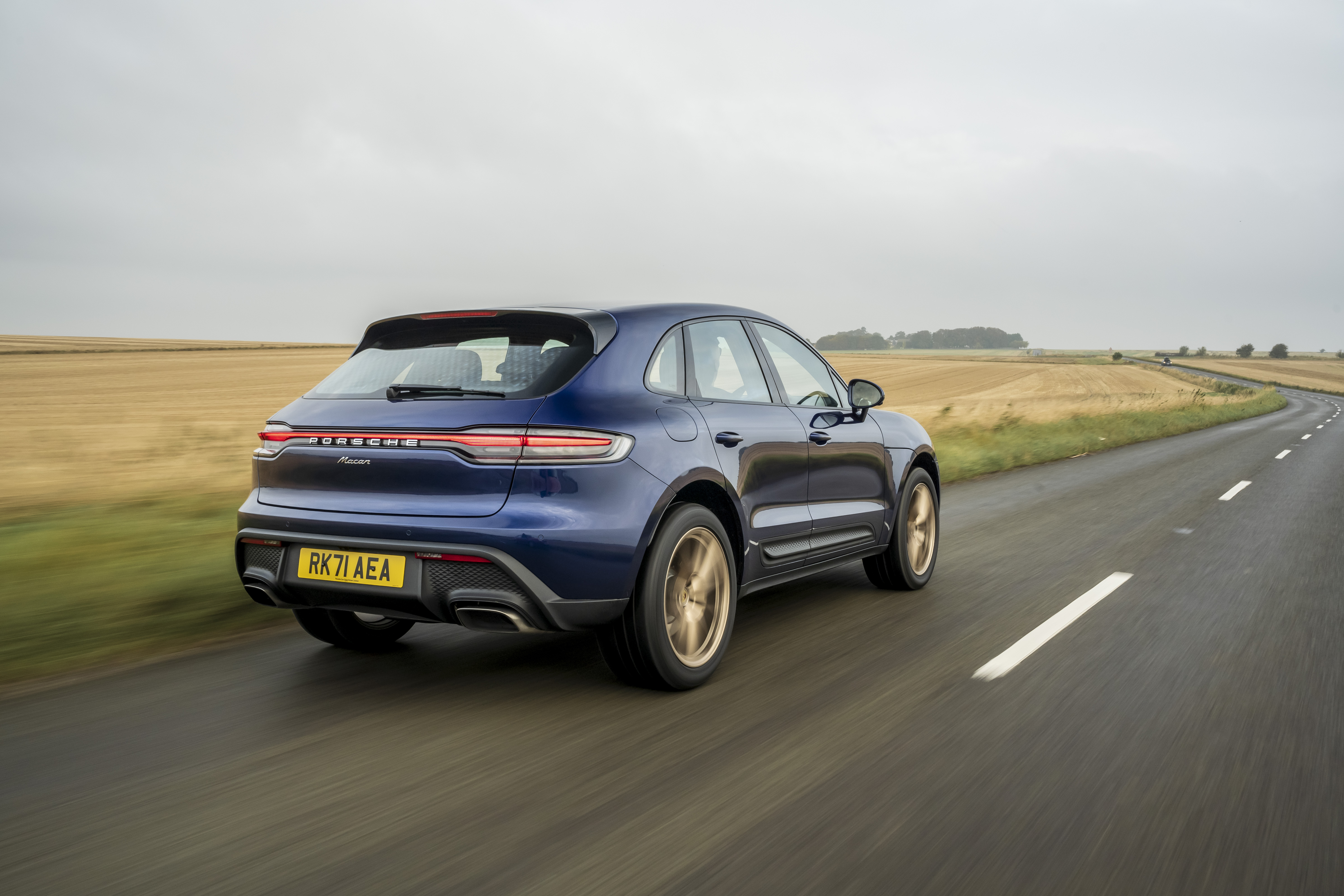  Porsche Macan Lock Screen PC Wallpaper