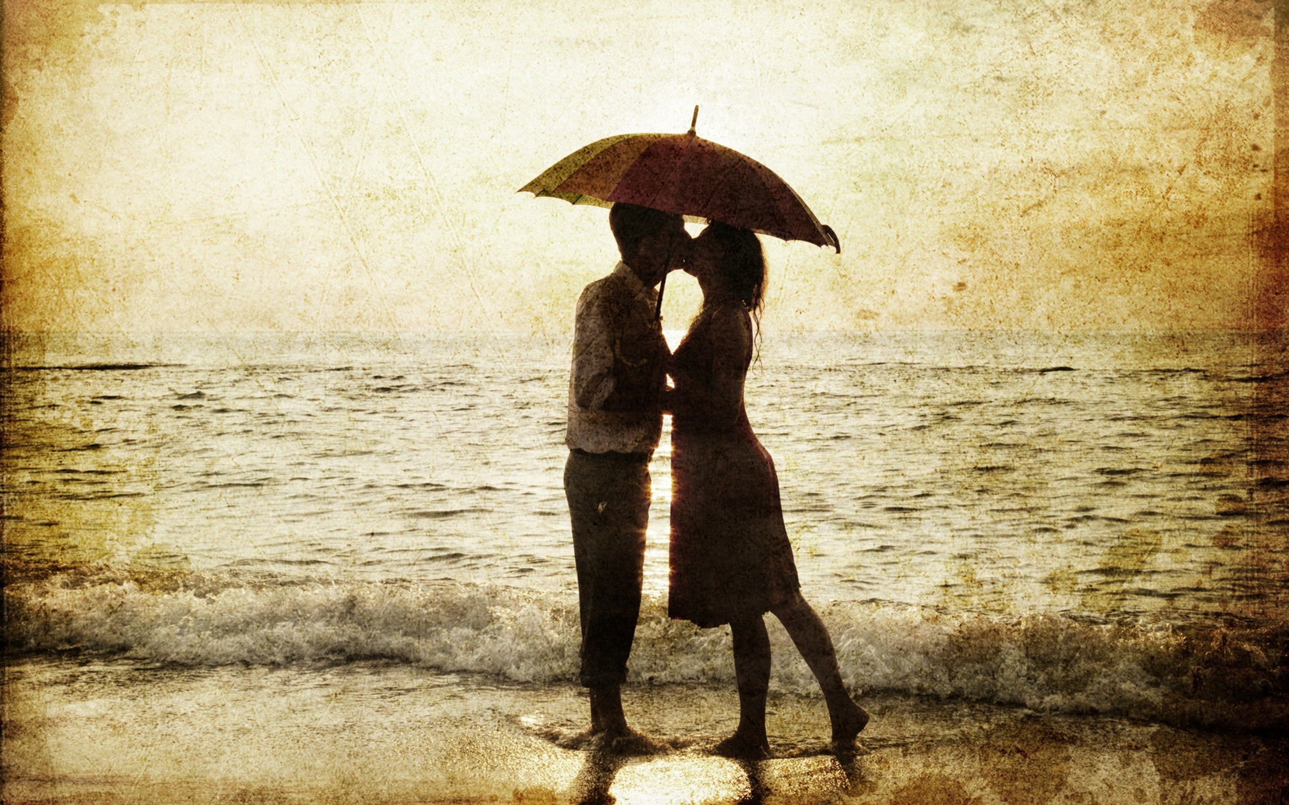 110773 скачать картинку прибой, девушка, романтика, парень, силуэты, дождь, море, любовь - обои и заставки бесплатно