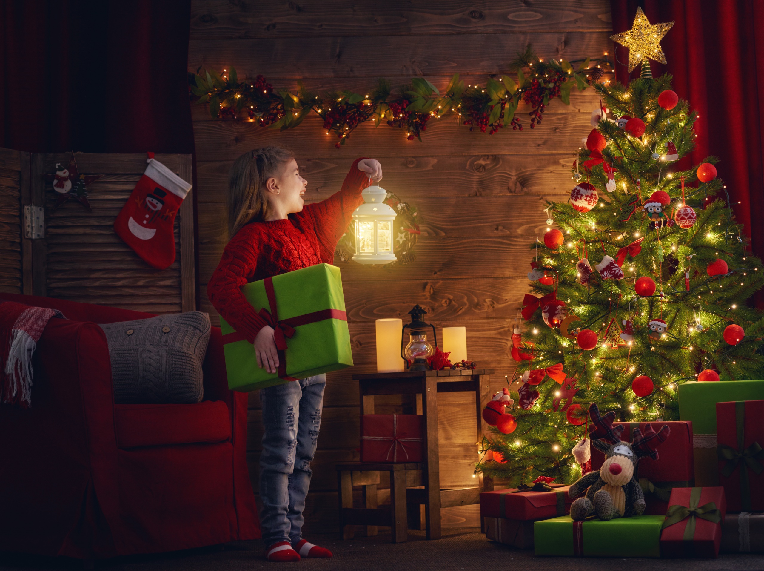 Laden Sie das Feiertage, Weihnachten, Geschenk, Weihnachtsbaum, Weihnachtsbeleuchtung, Kleines Mädchen-Bild kostenlos auf Ihren PC-Desktop herunter