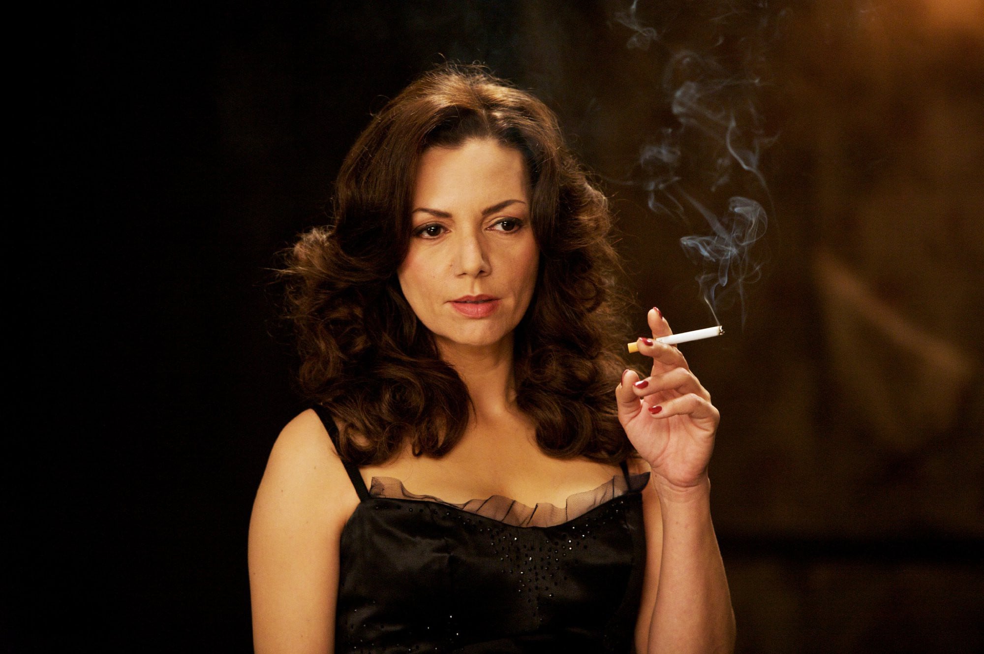 Free download wallpaper Brunette, Celebrity, Actress, Smoking, Joanne Whalley on your PC desktop