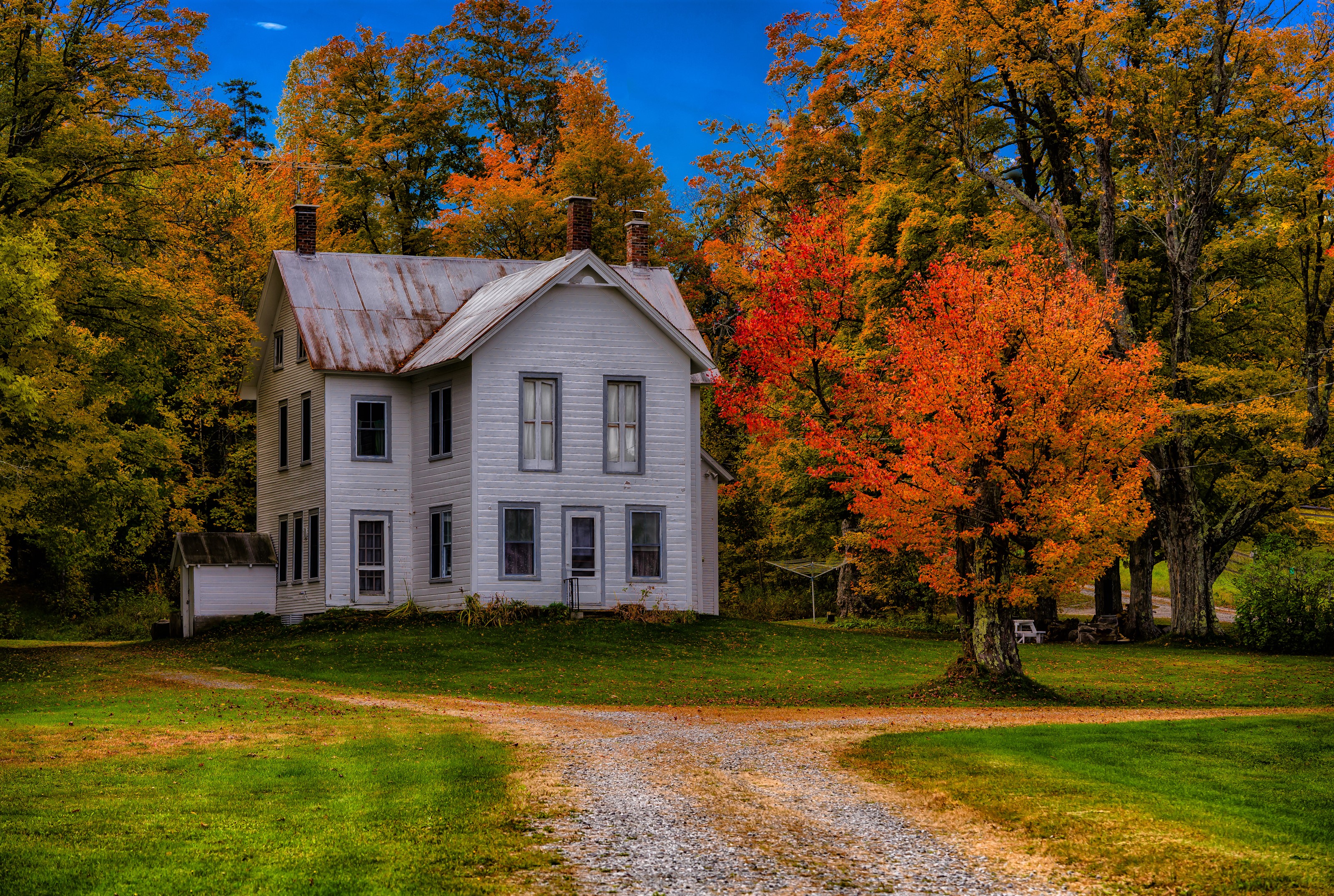 Скачать картинку Осень, Дерево, Дом, Здание, Сделано Человеком в телефон бесплатно.