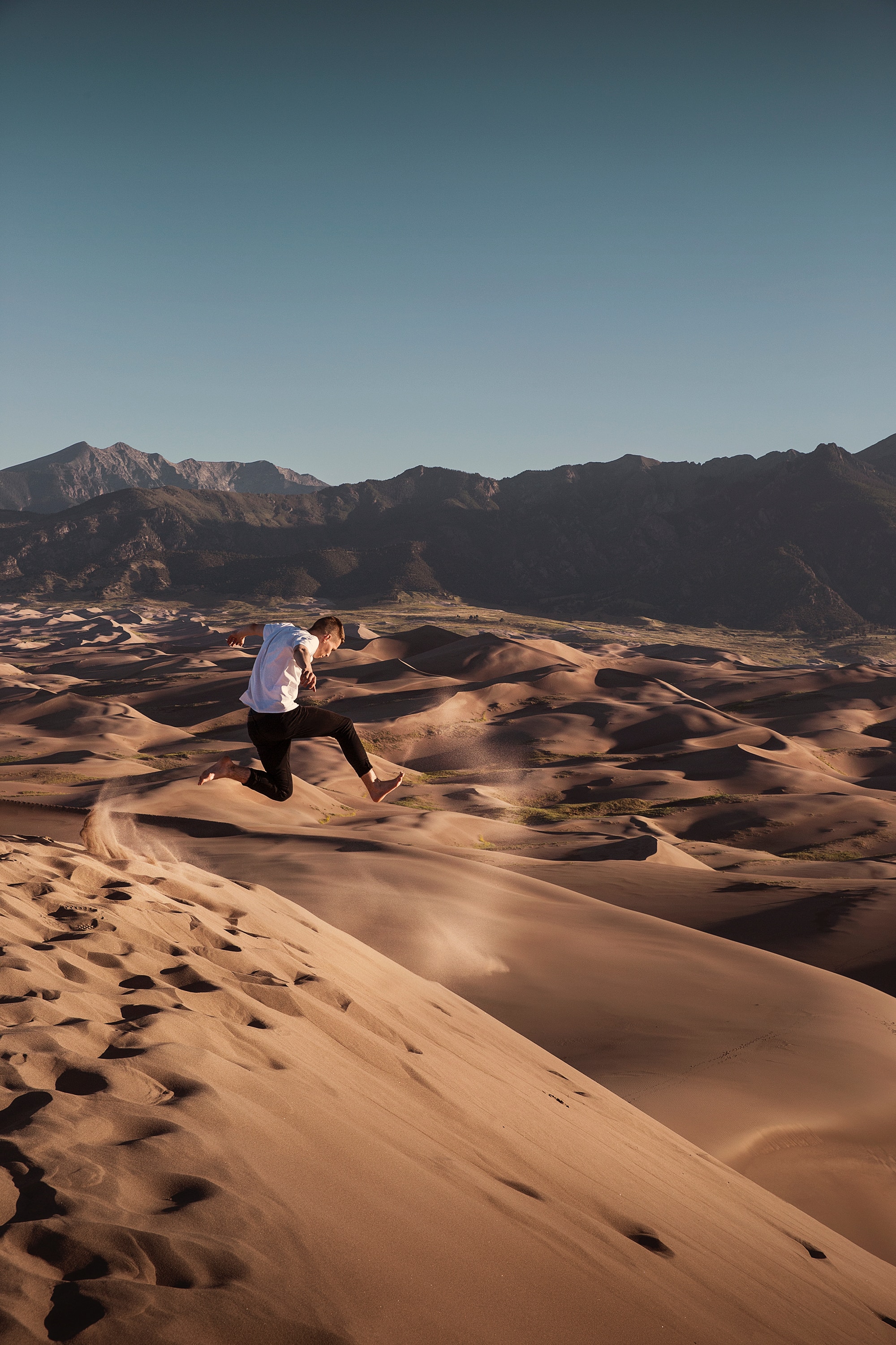 73384 скачать картинку песок, пустыня, разное, человек, прыжок, дюны - обои и заставки бесплатно