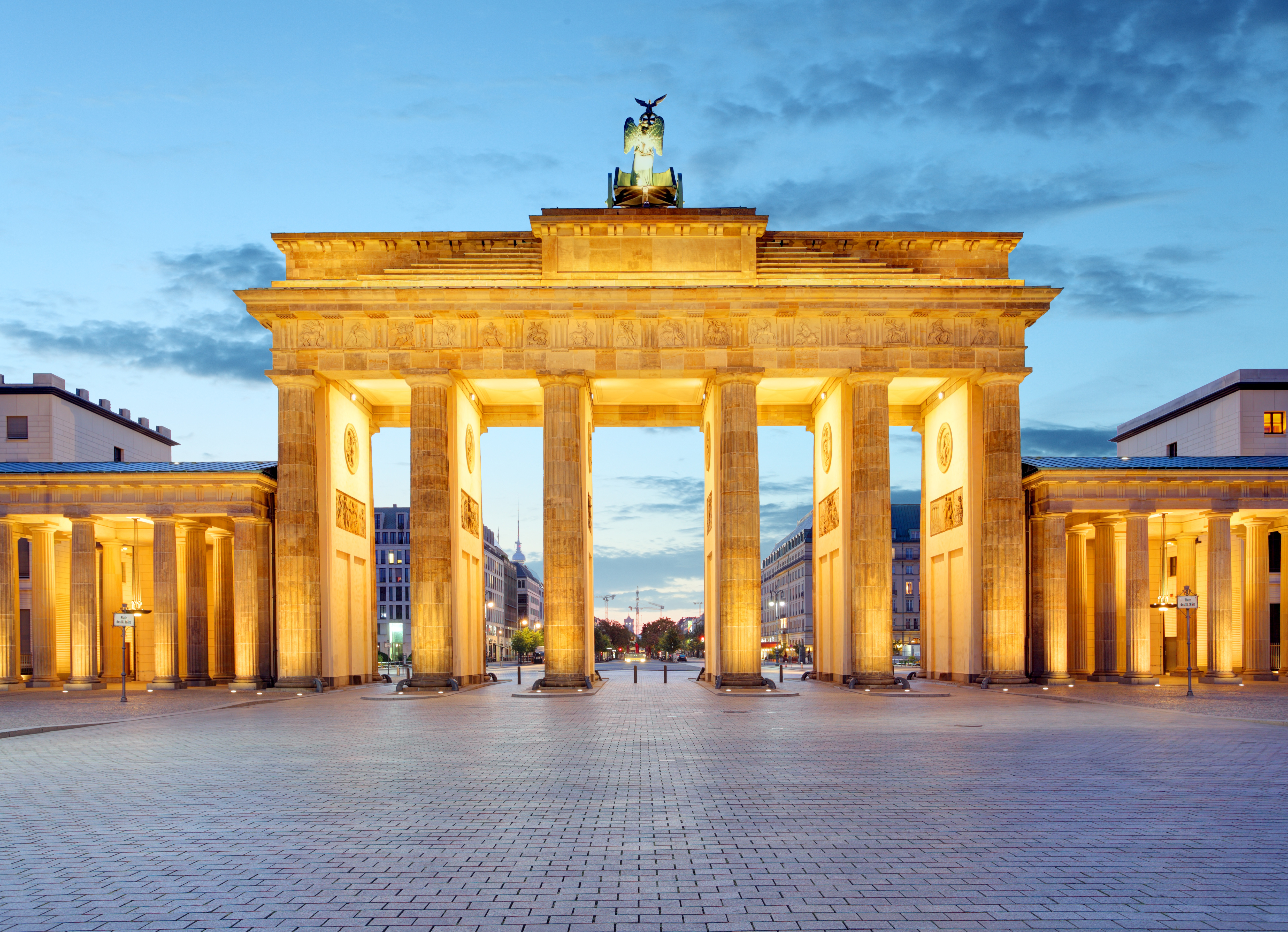 Скачати мобільні шпалери Берлін, Пам'ятники, Статуя, Німеччина, Створено Людиною, Бранденбурзькі Ворота безкоштовно.