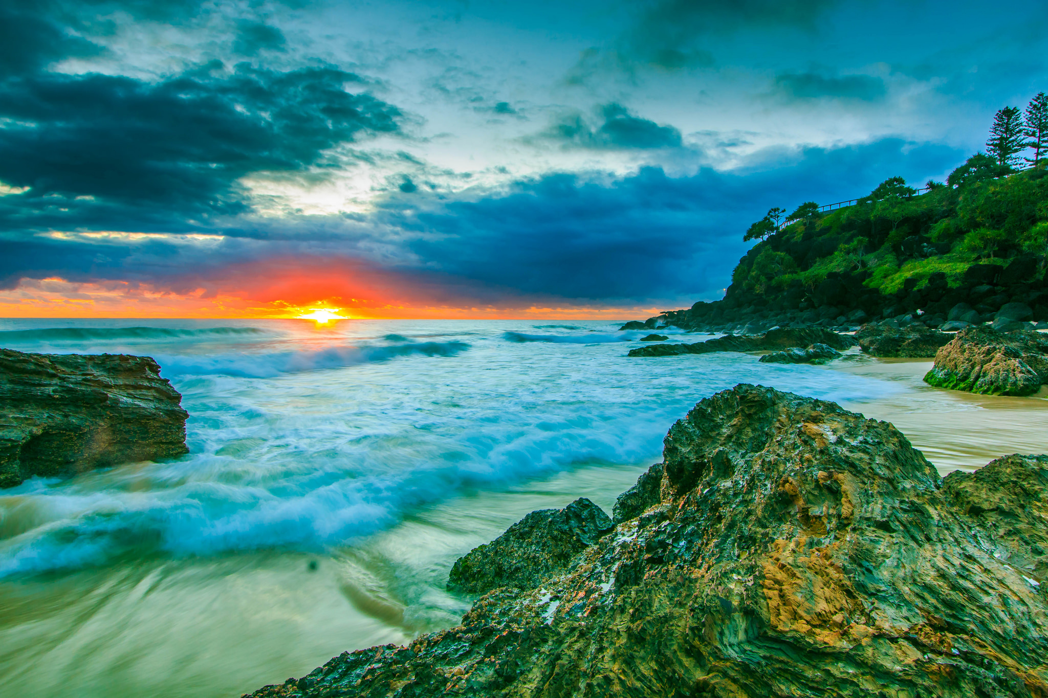 Скачать картинку Закат, Море, Солнце, Пляж, Океан, Земля/природа в телефон бесплатно.