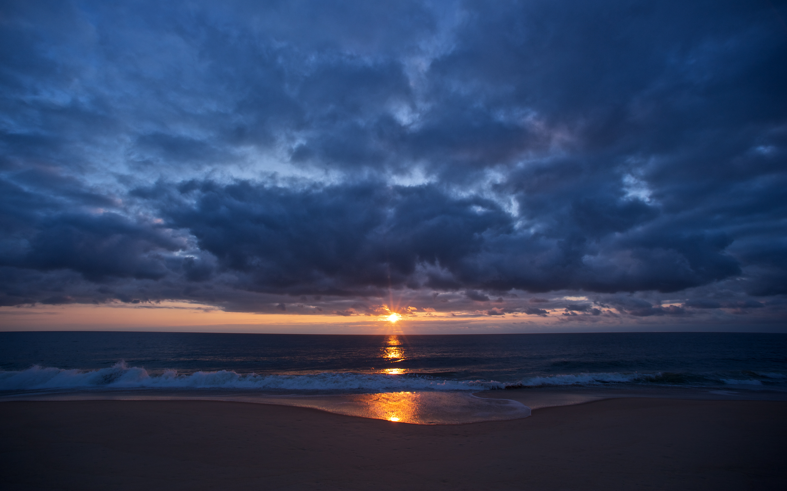 Скачать картинку Восход Солнца, Волна, Пляж, Океан, Земля/природа, Облака в телефон бесплатно.