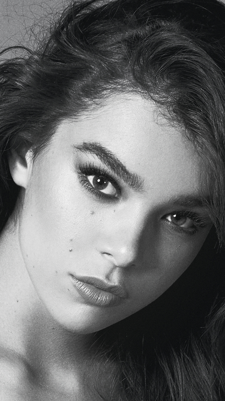 Download mobile wallpaper Monochrome, Singer, Face, American, Celebrity, Actress, Hailee Steinfeld for free.