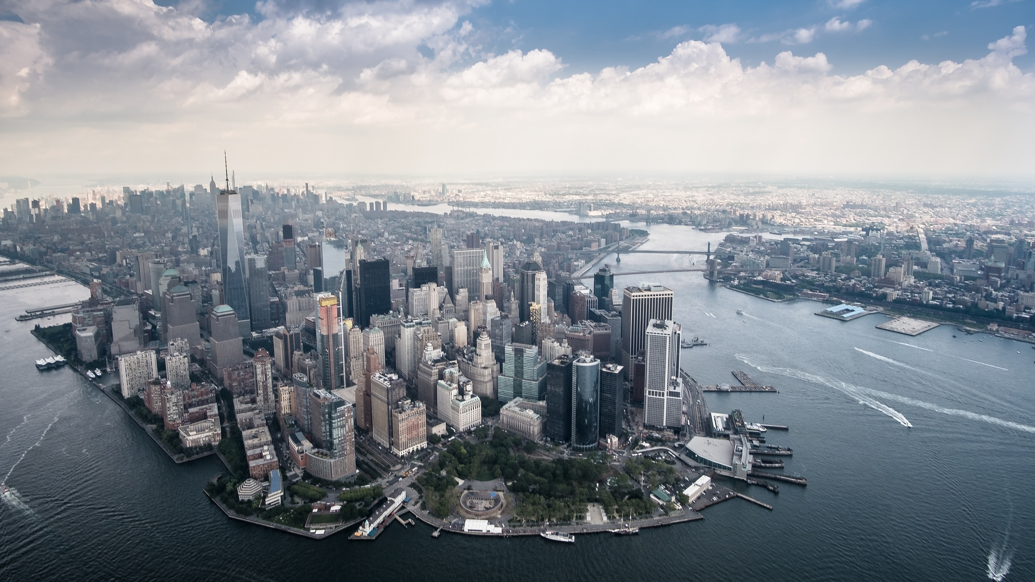 Handy-Wallpaper Städte, Wolkenkratzer, Gebäude, Fluss, New York, Manhattan, Vereinigte Staaten Von Amerika, Menschengemacht, Großstadt, Luftbildfotografie kostenlos herunterladen.