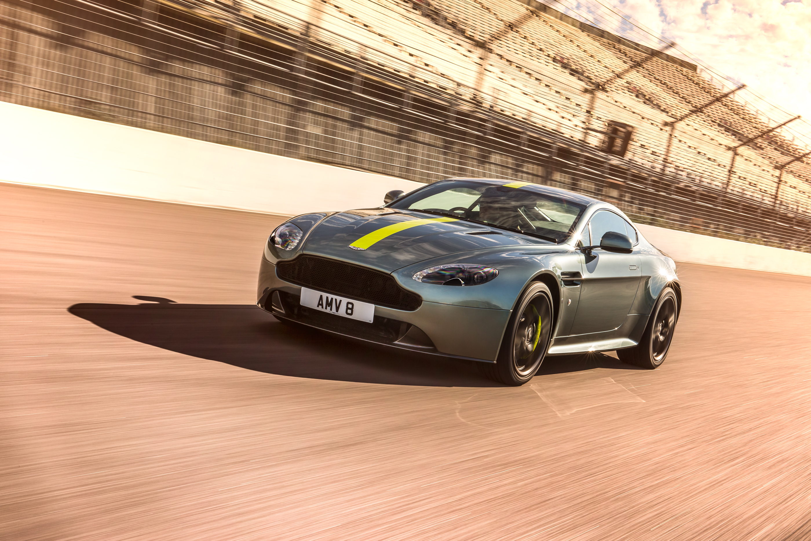 Laden Sie das Aston Martin, Autos, Fahrzeuge, Silbernes Auto, Aston Martin Vantage-Bild kostenlos auf Ihren PC-Desktop herunter